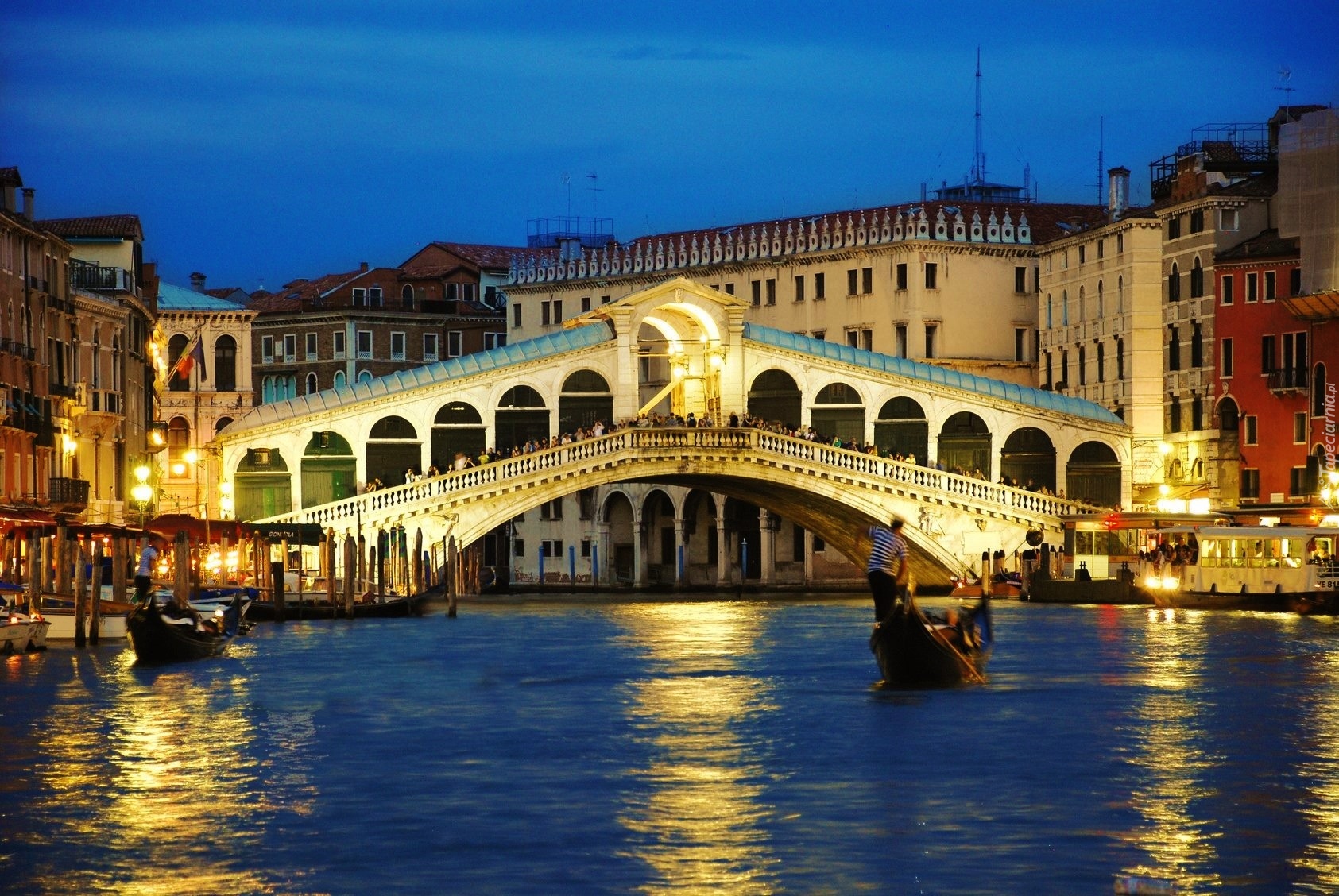 Włochy, Wenecja, Kanał Canal Grande, Most Rialto, Domy, Gondole