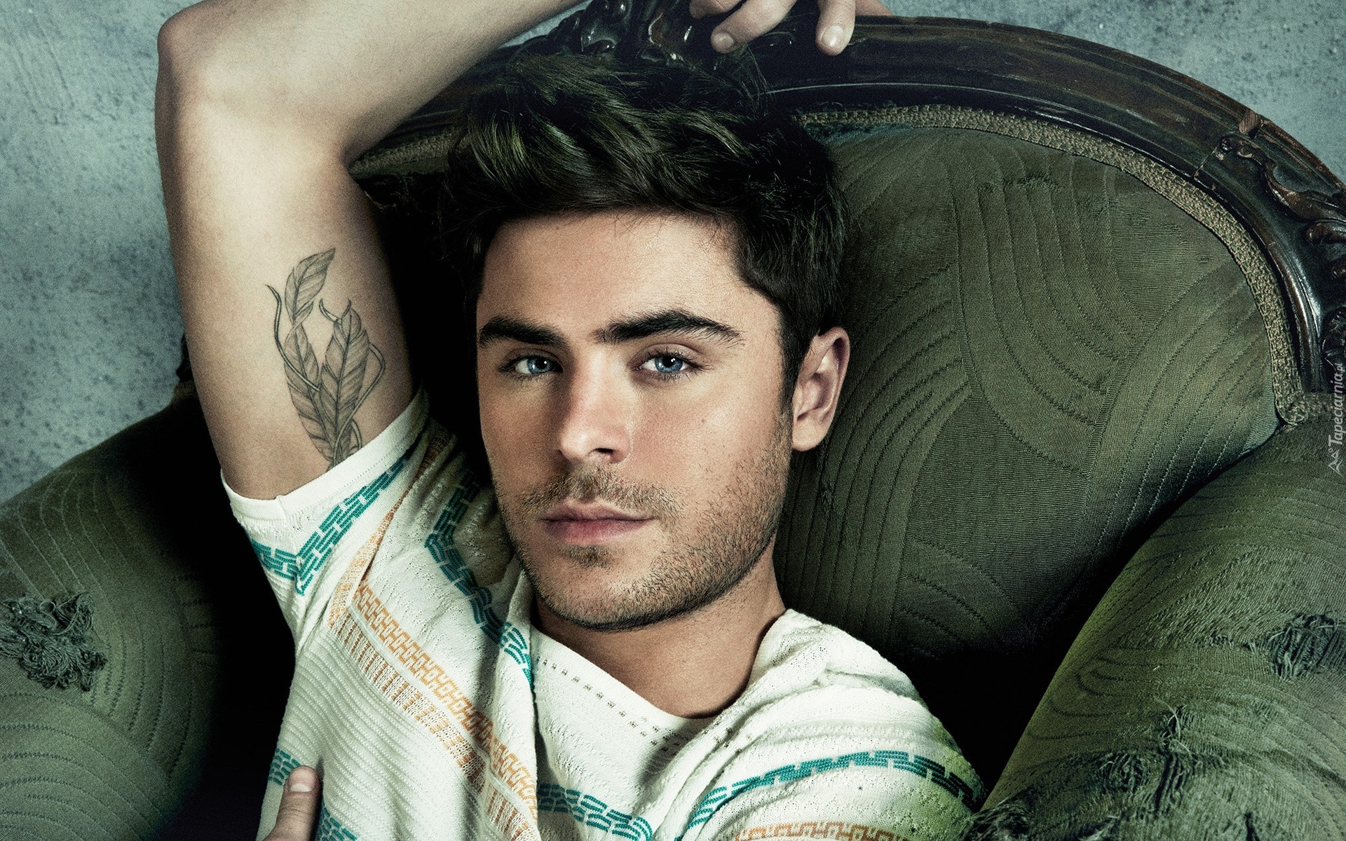 Mężczyzna, Zac Efron, Fotel, Tatuaż