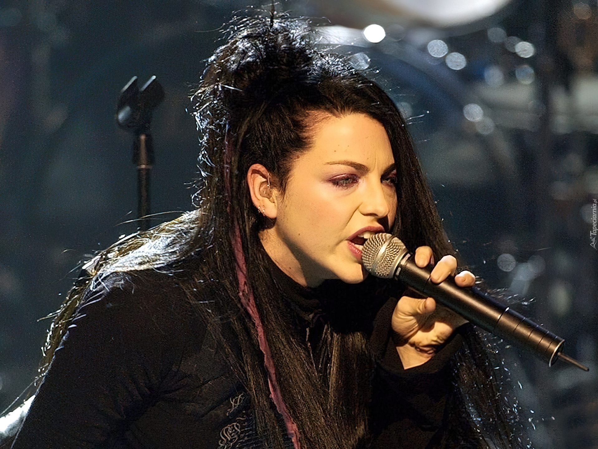 Amy Lee, czarna bluzka, mikrofon