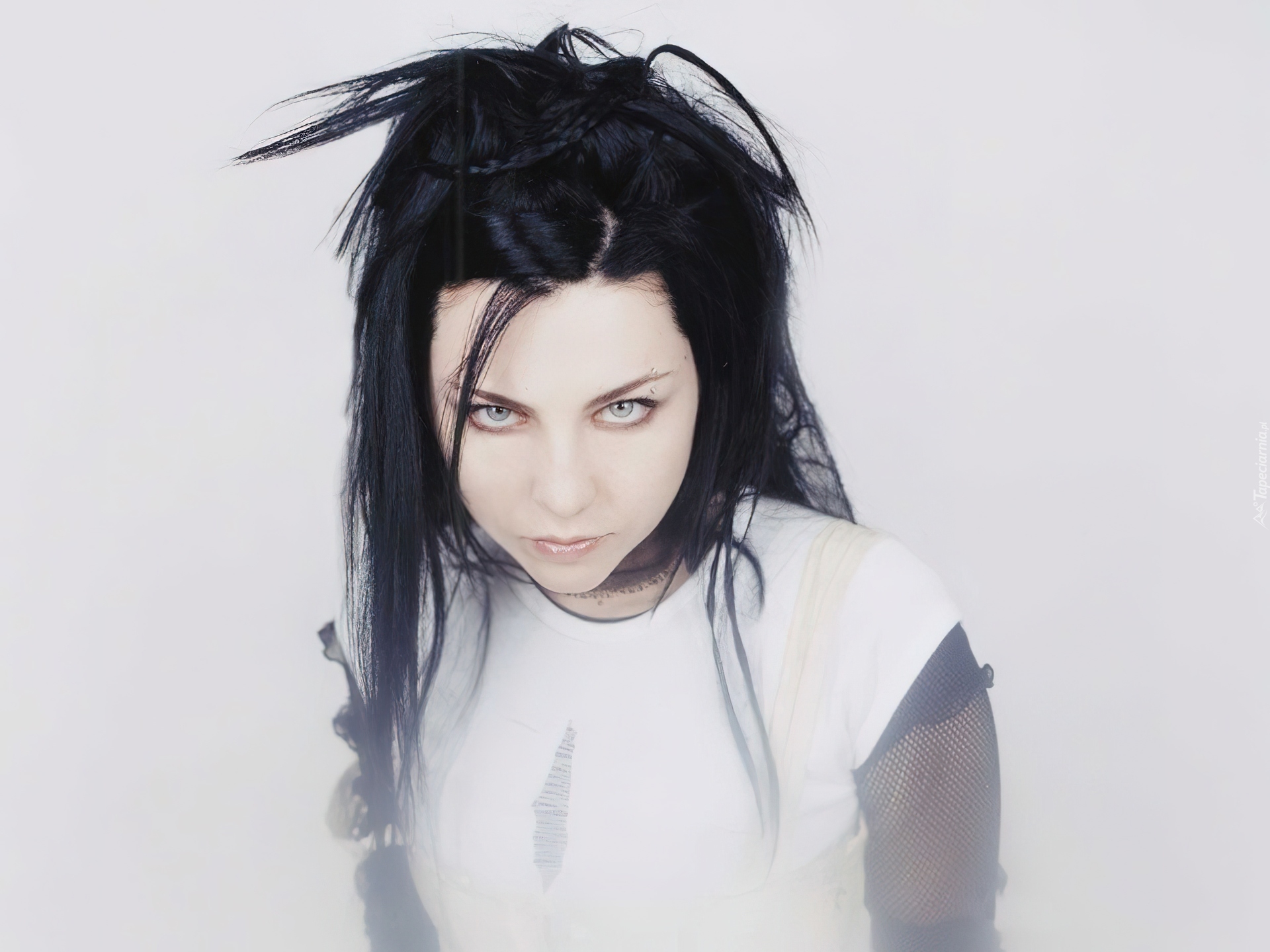 Amy Lee, biało-czarna bluzka