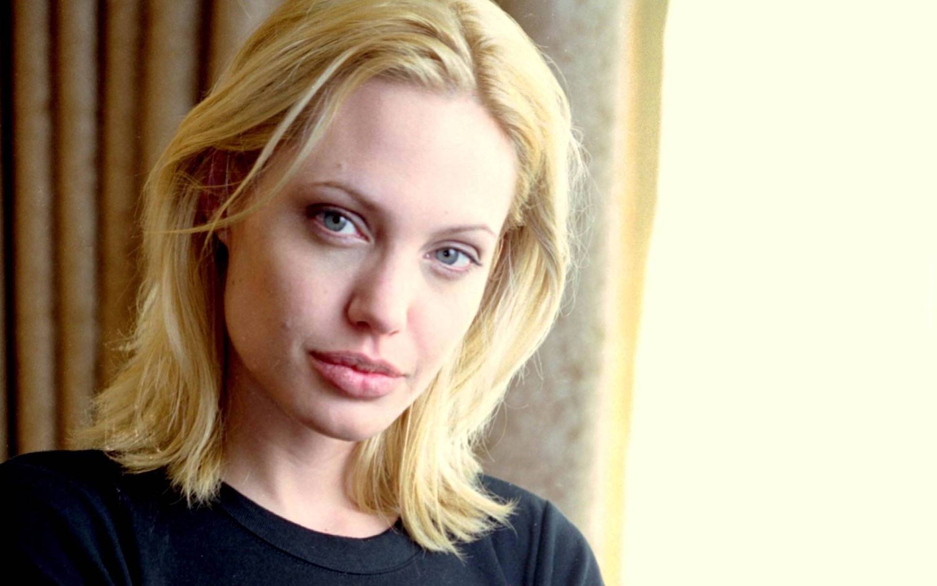 Angelina Jolie, blond włosy