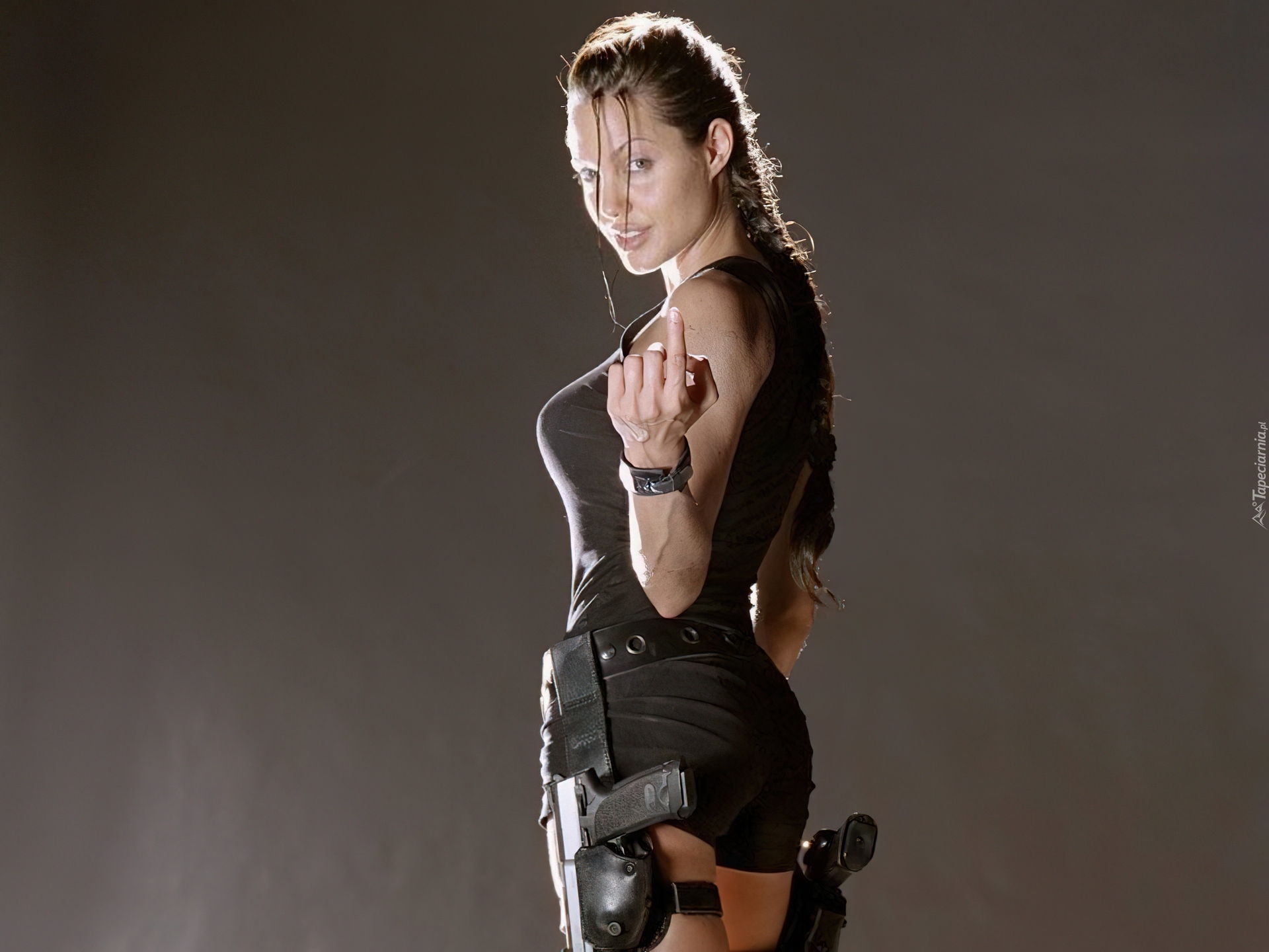 Angelina Jolie, warkocz, broń