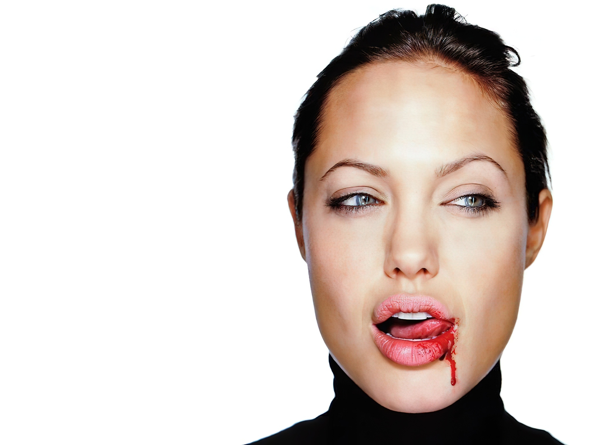 Angelina Jolie, czarny golf, krew