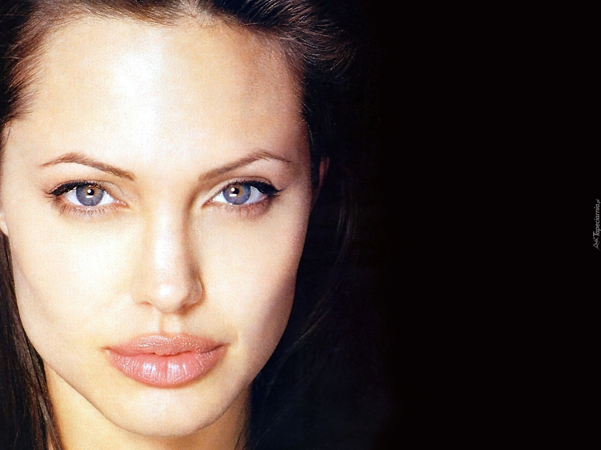 Angelina Jolie, duże usta , niebieskie oczy