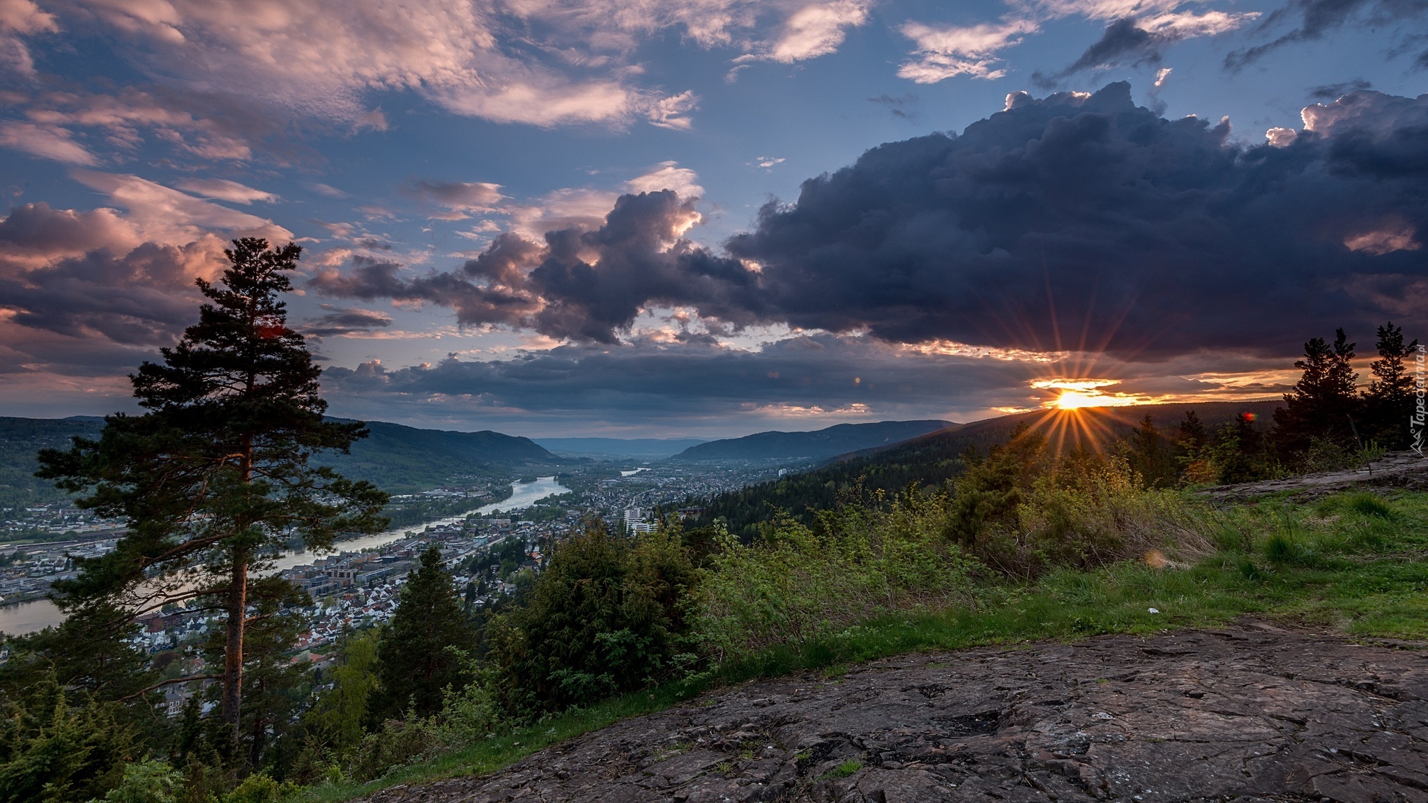 Drammen, Norwegia, Góry, Drzewa, Chmury, Zachód Słońca