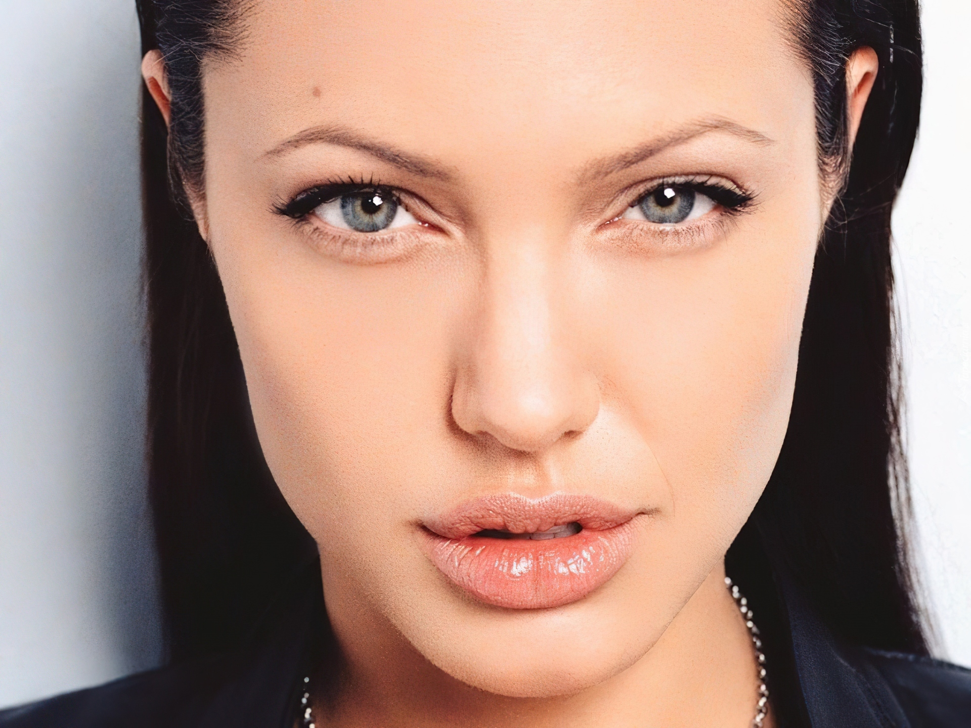 Angelina Jolie, niebieskie oczy