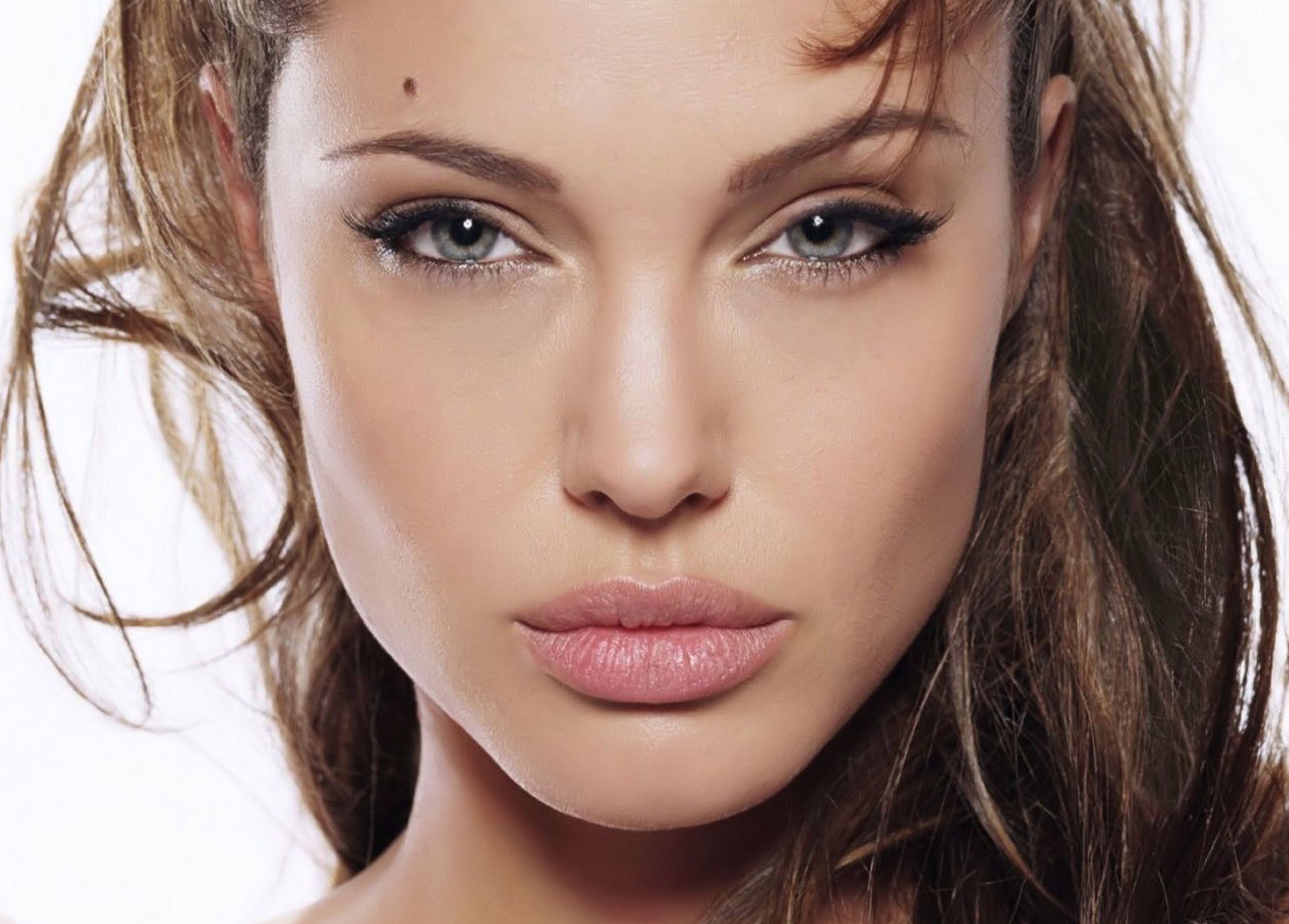 Angelina Jolie, niebieskie oczy, różowe usta
