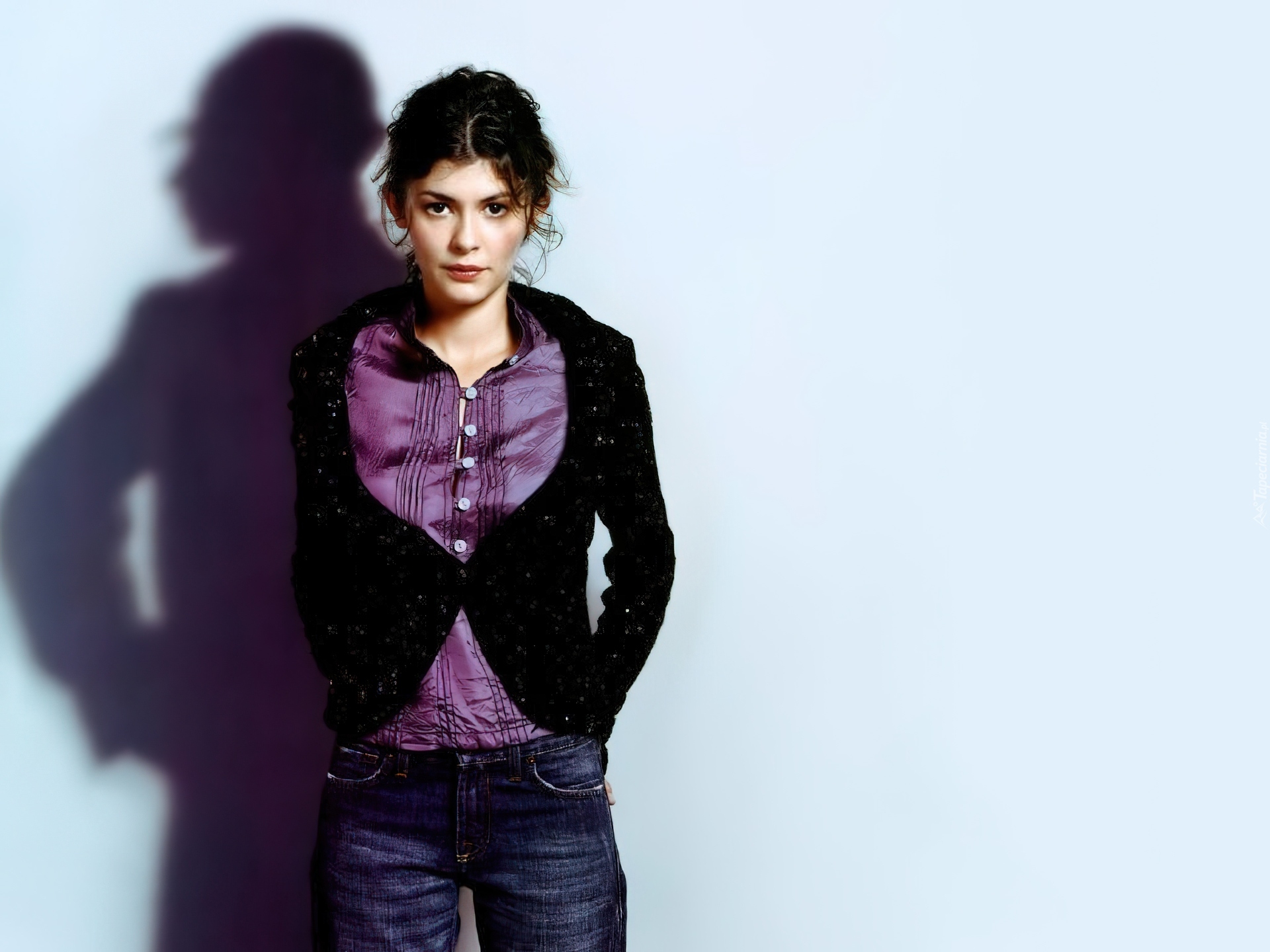 Audrey Tautou, fioletowa koszula, jeansy