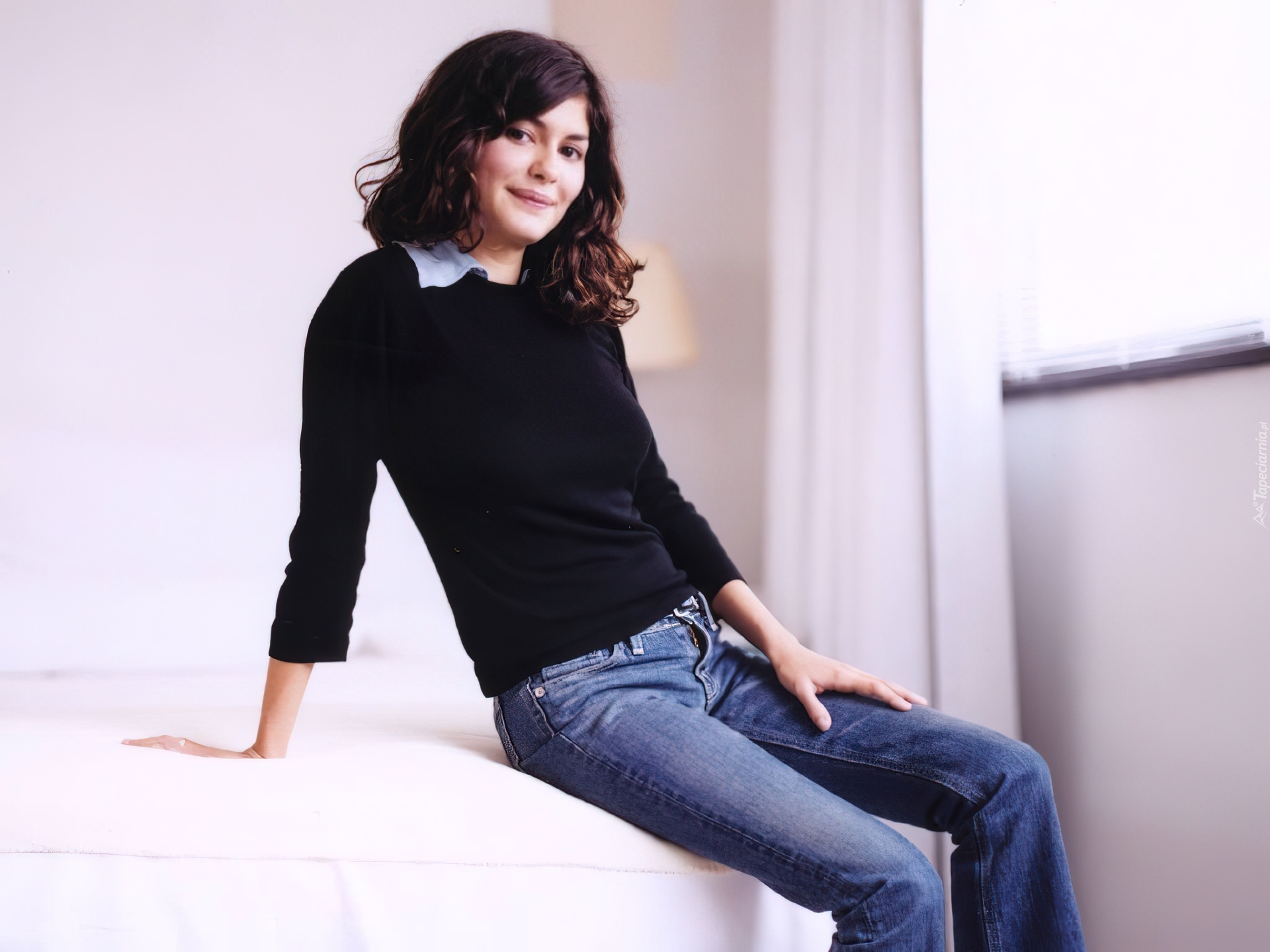 Audrey Tautou, czarna bluzka, jeansy