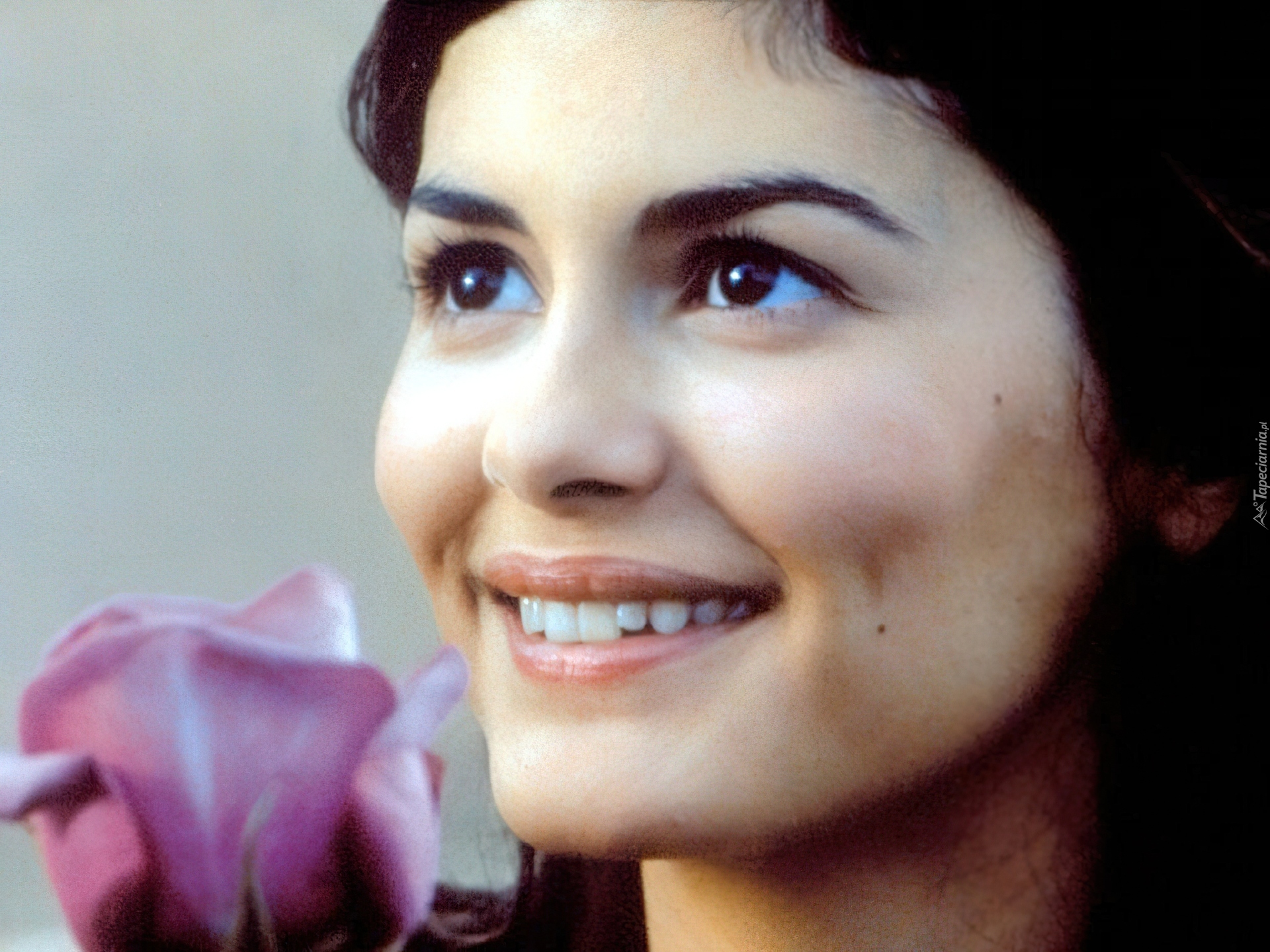 Audrey Tautou, ciemne oczy, kwiat