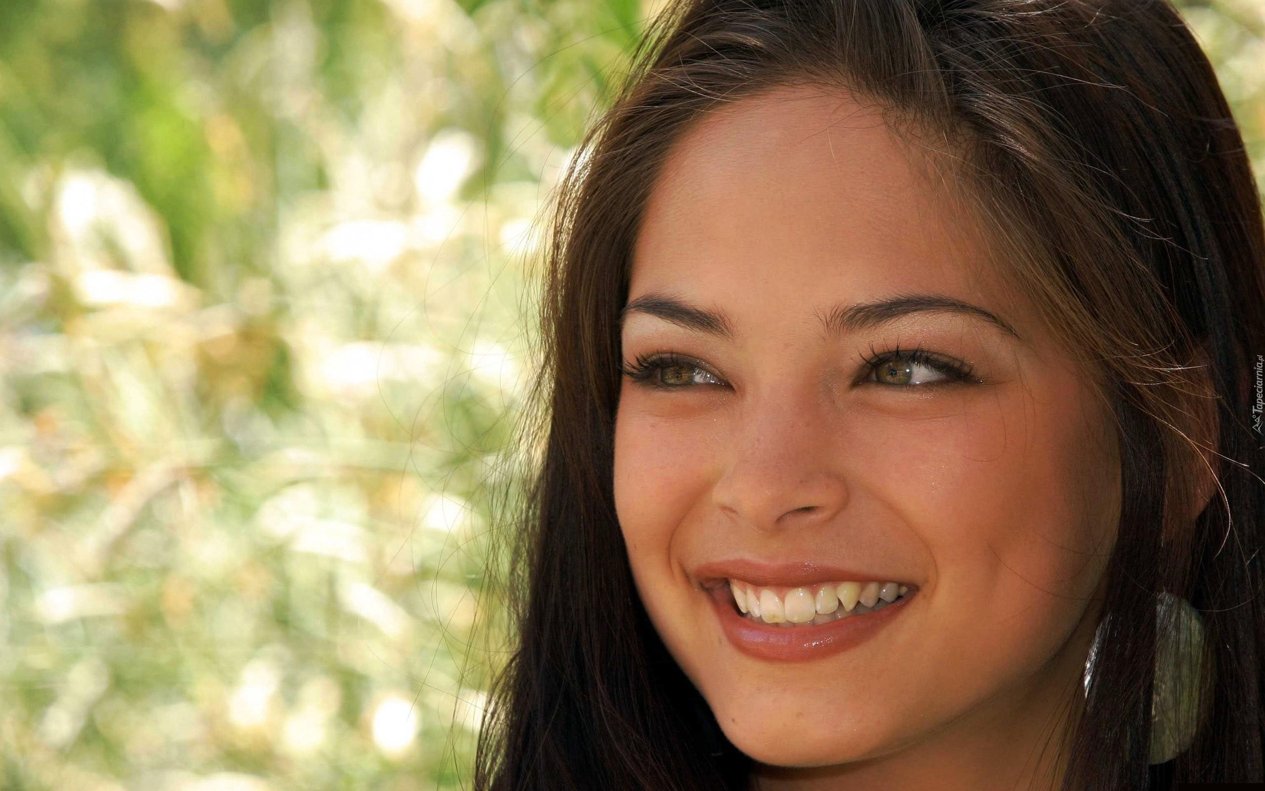 Uśmiechnięta, Kristin Kreuk