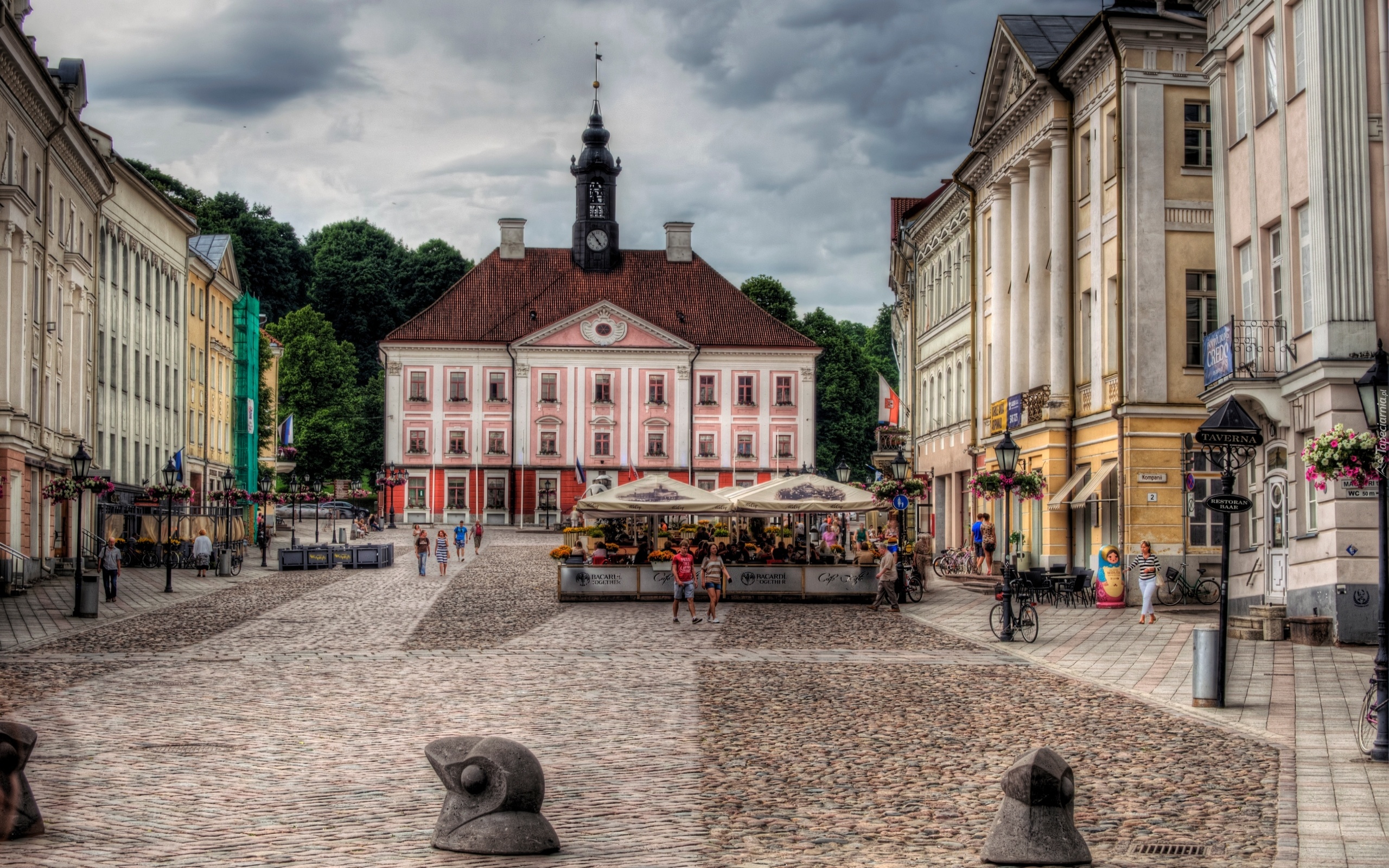 Estonia, Tartu, Kamienice, Ludzie, Rynek