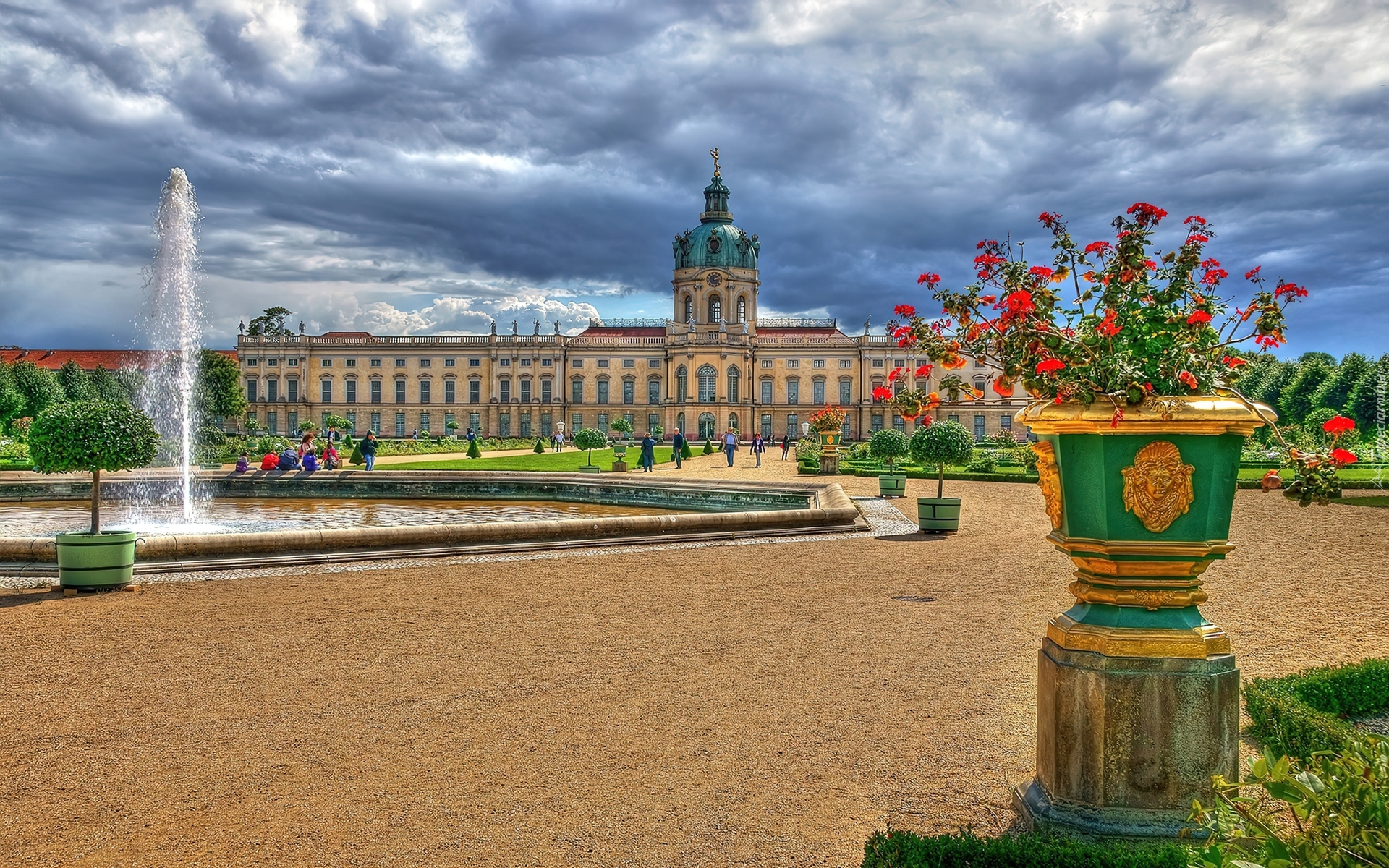 Plac, Fontanna, Donica, Pelargonia, Pałac