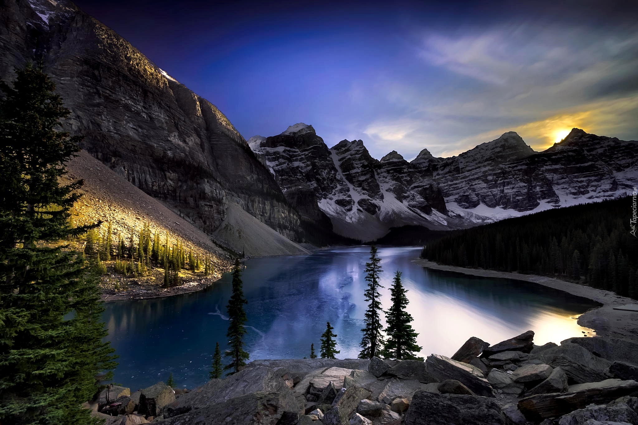 Kanada, Park Narodowy Banff, Góry, Jezioro Moraine, Świerki