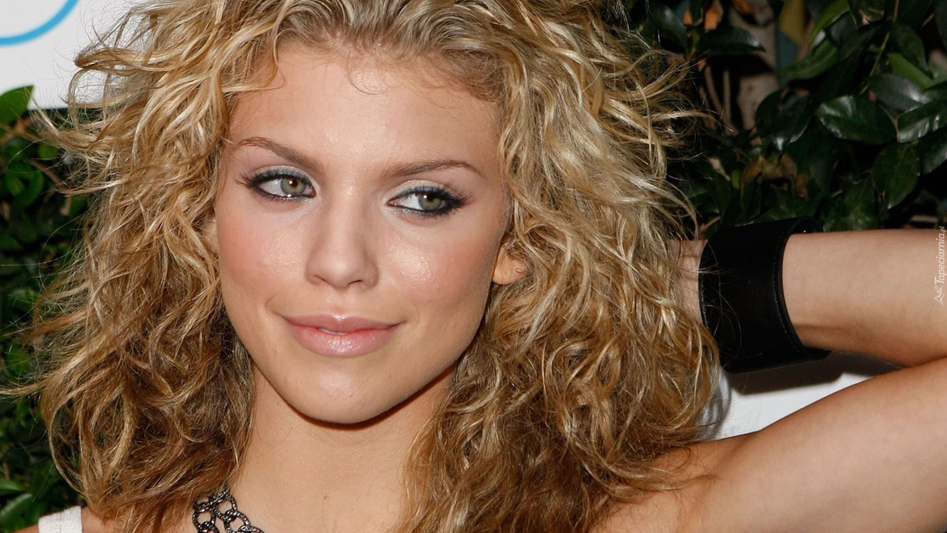 Annalynne Mc Cord, Blondynka