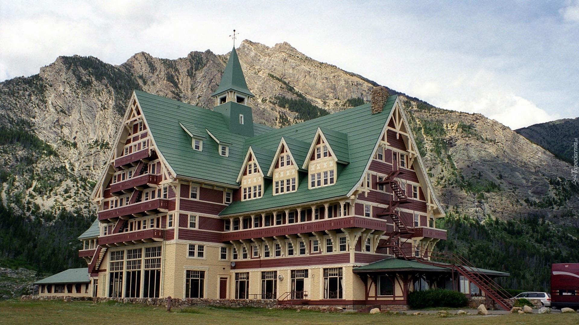 Góry, Hotel, Drzewa, Trawnik