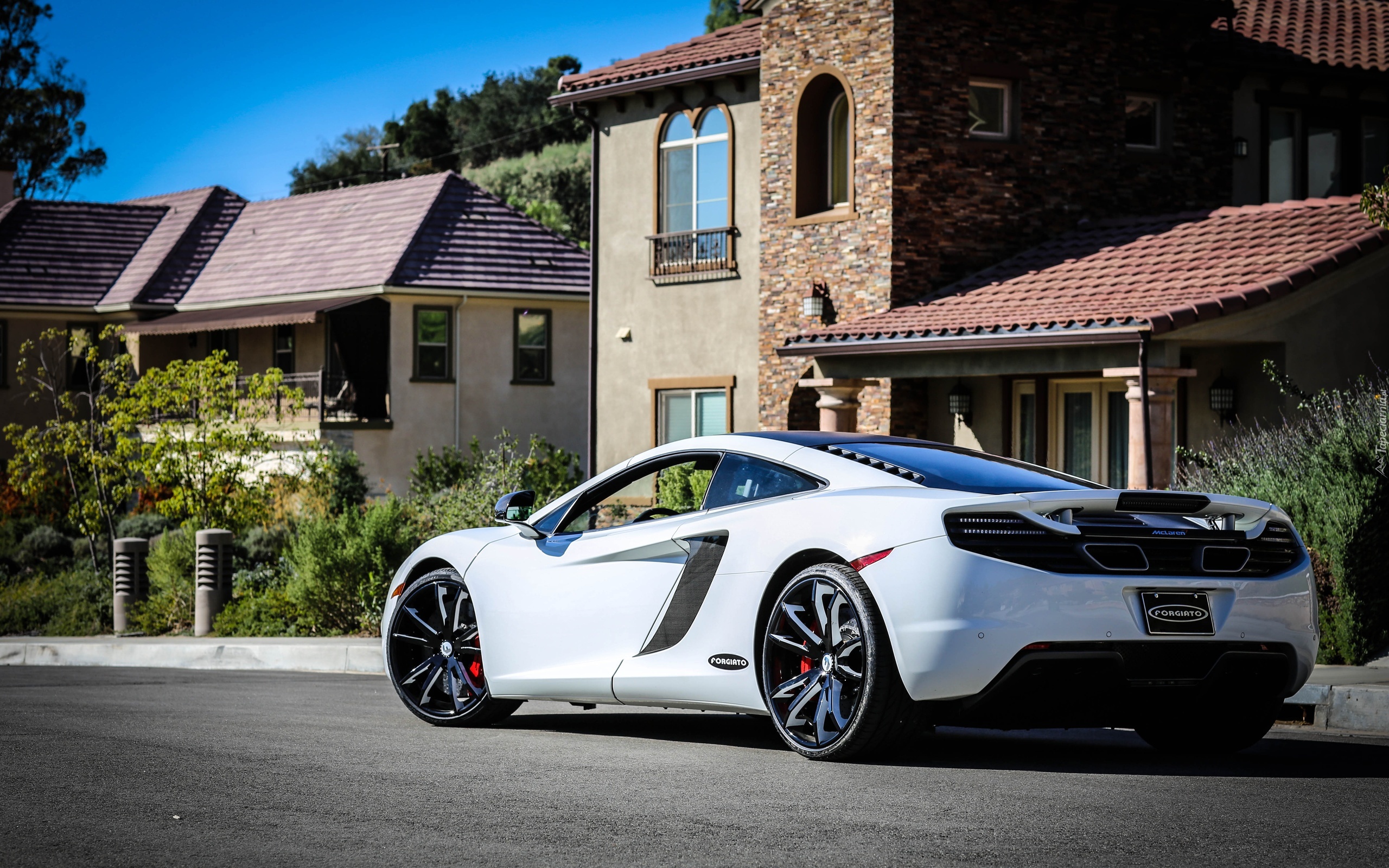 McLaren 650S, Ulica, Kamienice