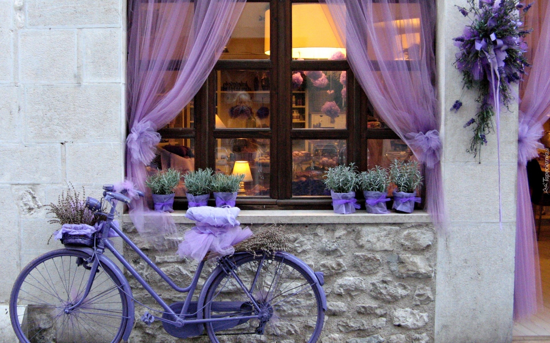 Rower, Okno, Kwiaty, Budynek