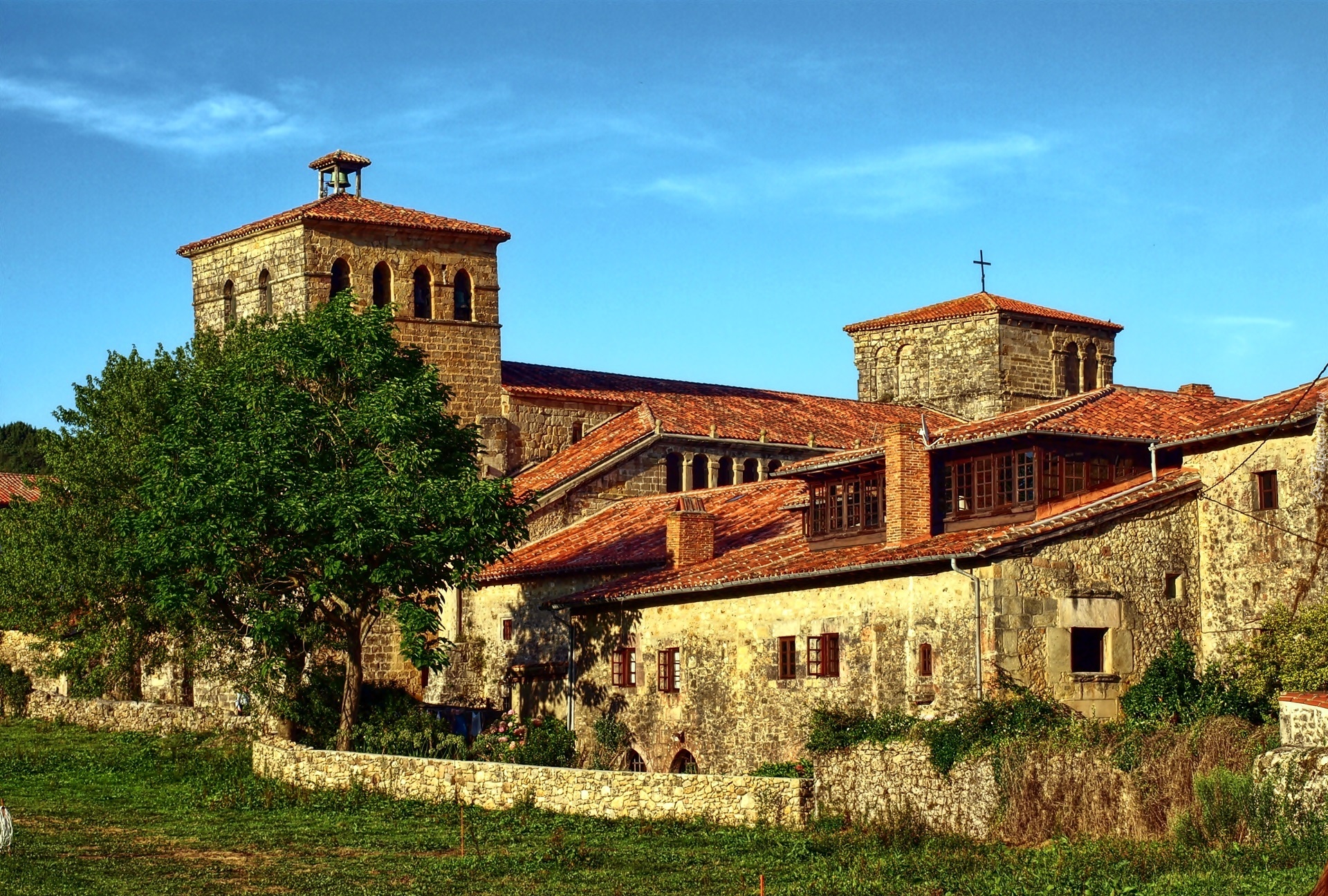 Kościół, Klasztor, Drzewa, Trawa, Santillana del Mar