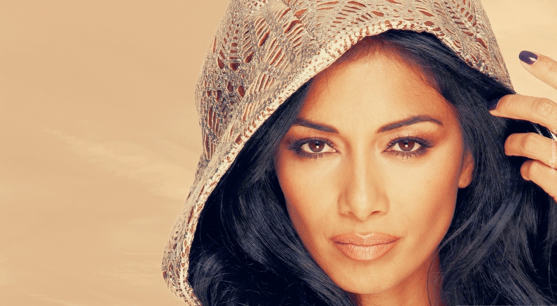 Nicole Scherzinger, Czapeczka