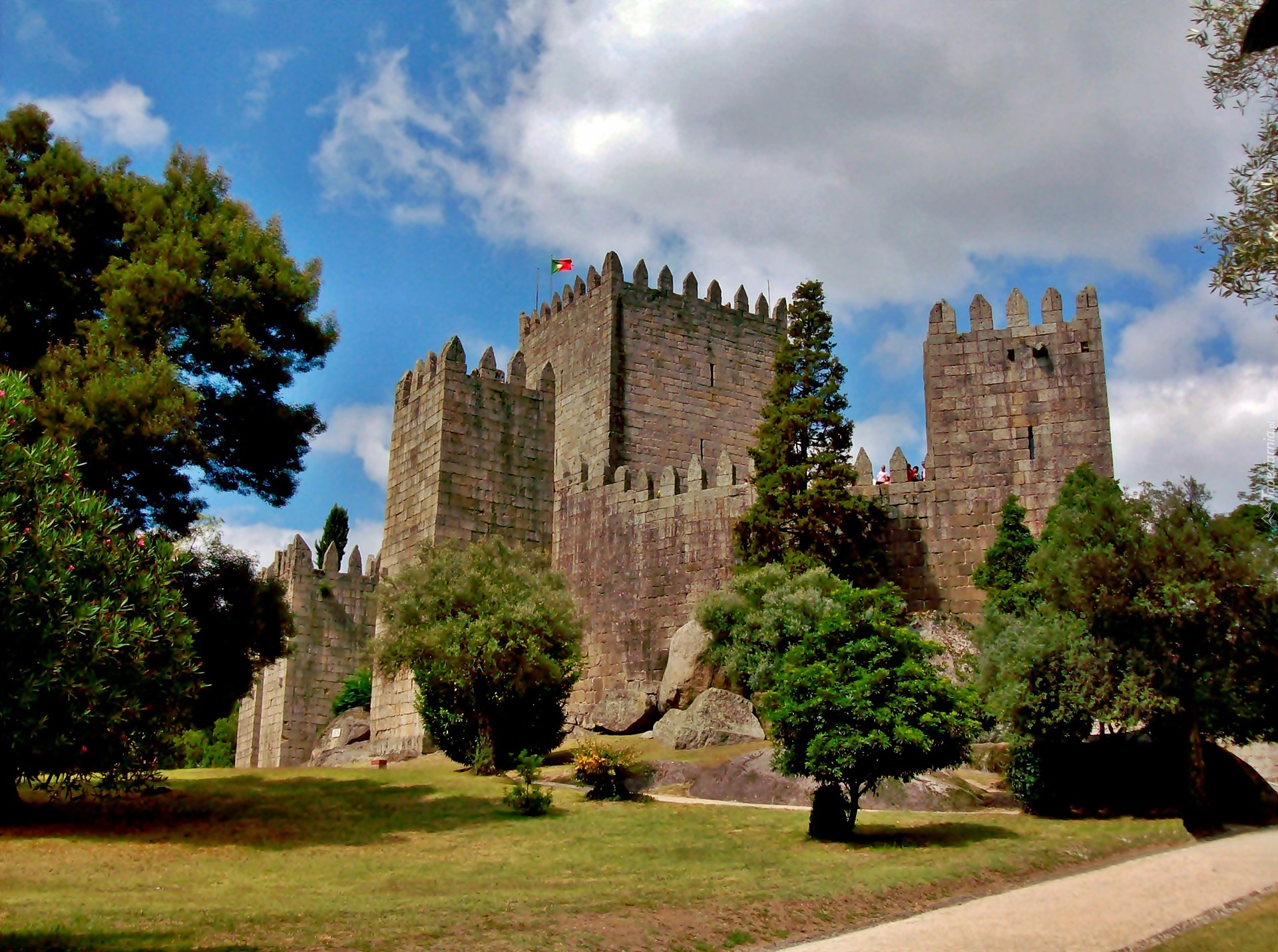 Zamek w Guimaraes, Dystrykt Braga, Guimarães, Portugalia, Droga, Drzewa, Trawnik