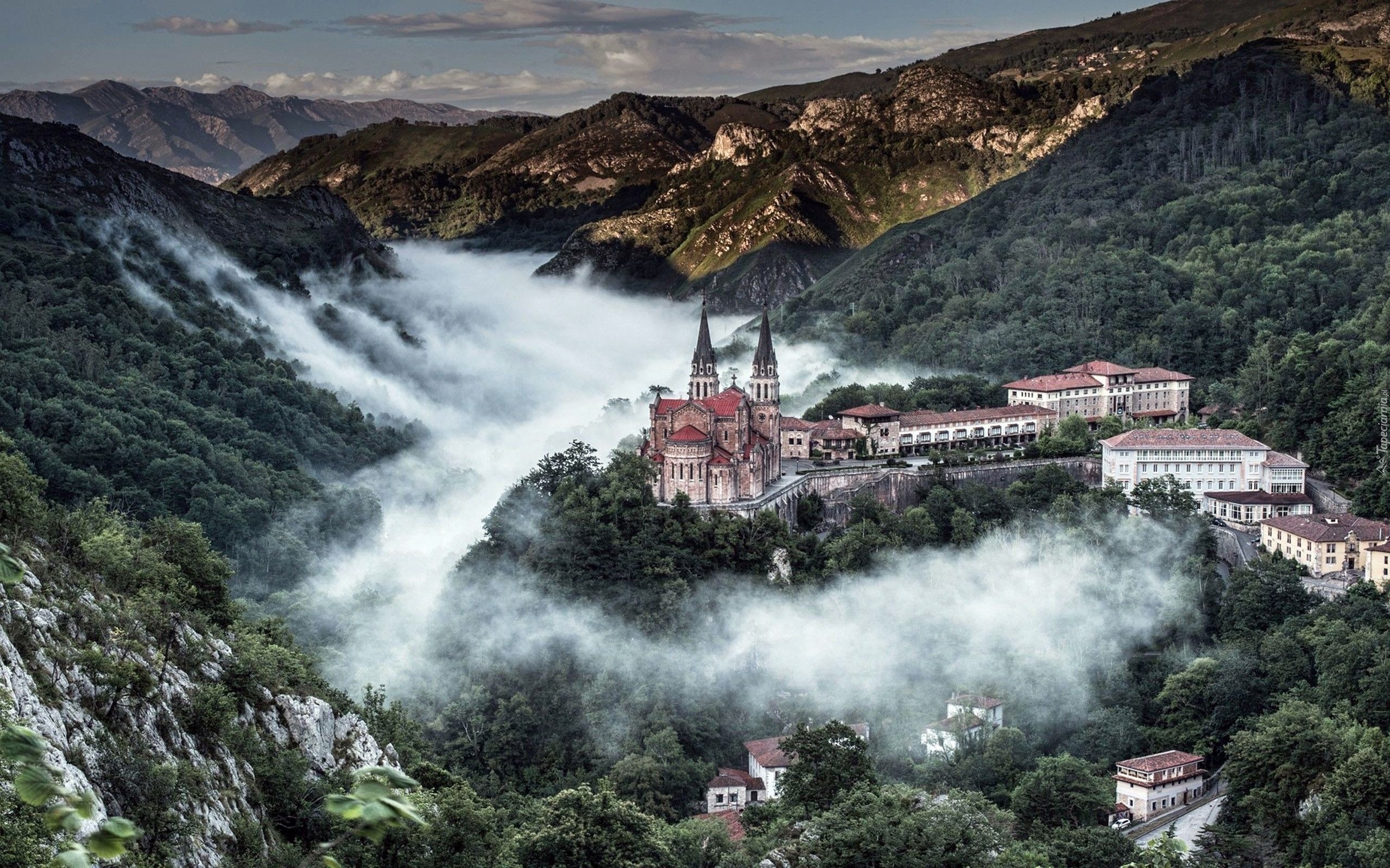 Góry, Lasy, Mgła, Katedra, Domy, Covadonga