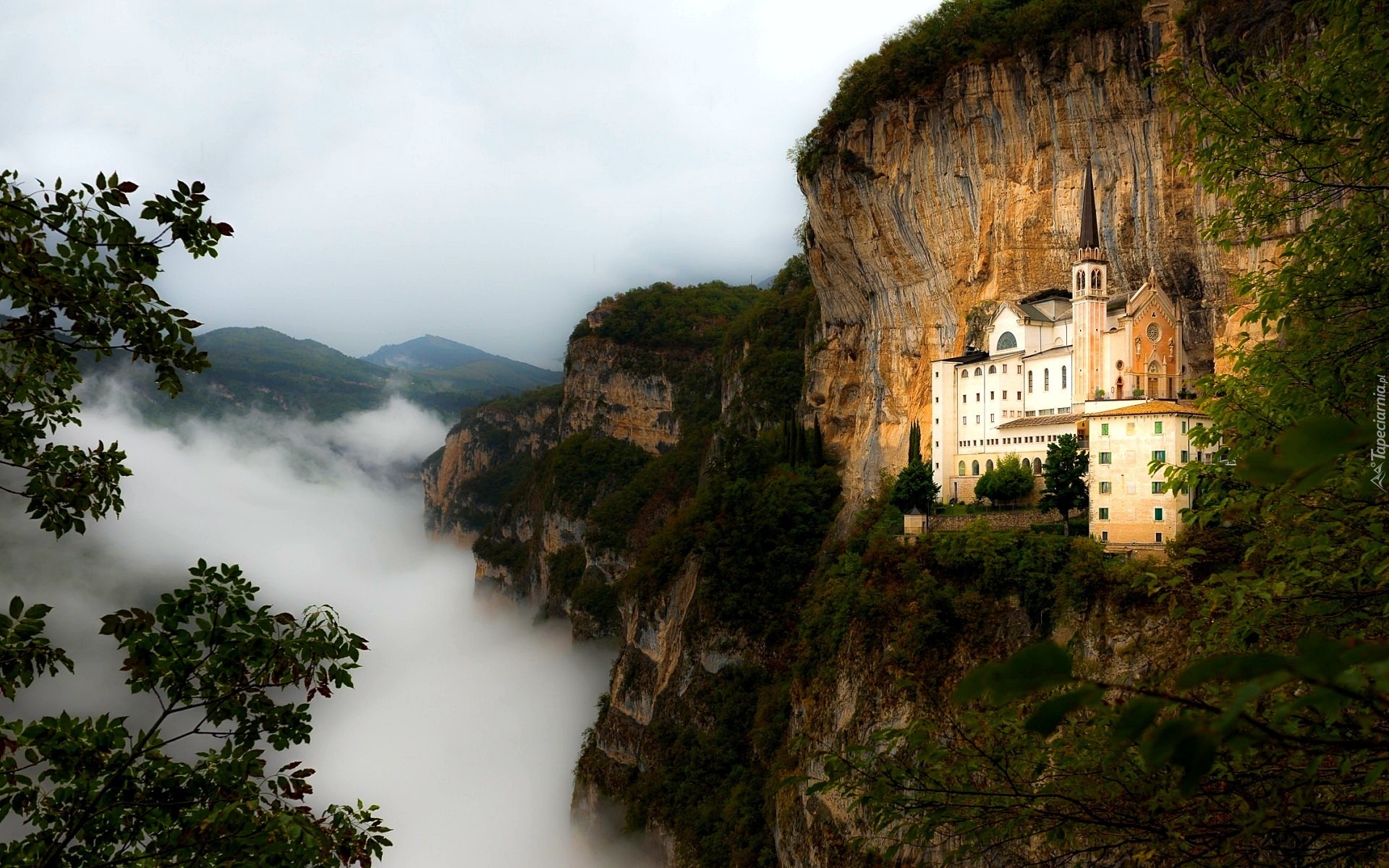 Sanktuarium Madonna della Corona, Sanctuary of Madonna della Corona, Spiazzi, Włochy, Góry Monte Baldo, Chmury