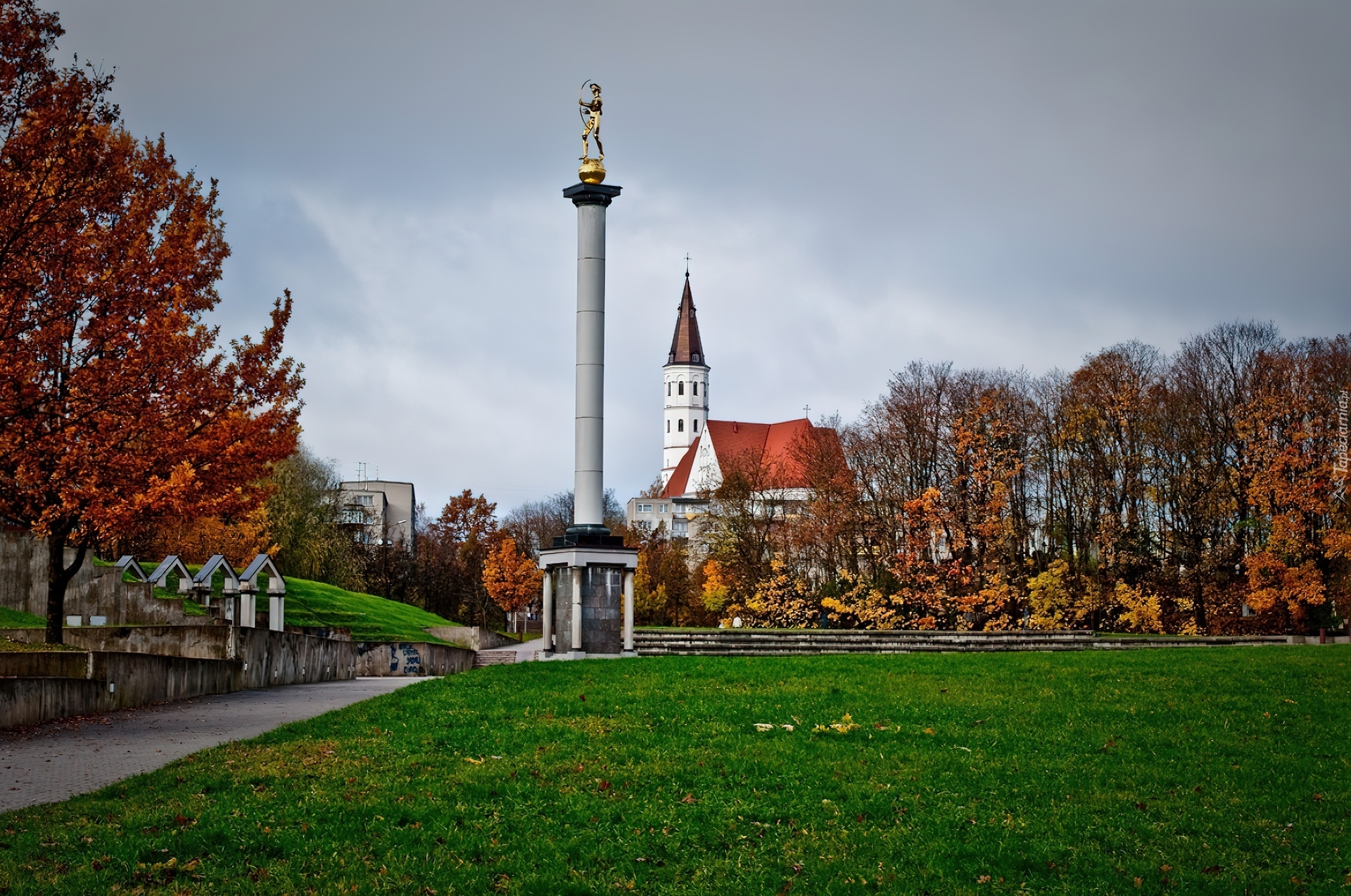 Litwa, Szawle, Kościół, Pomnik, Drzewa, Trawa