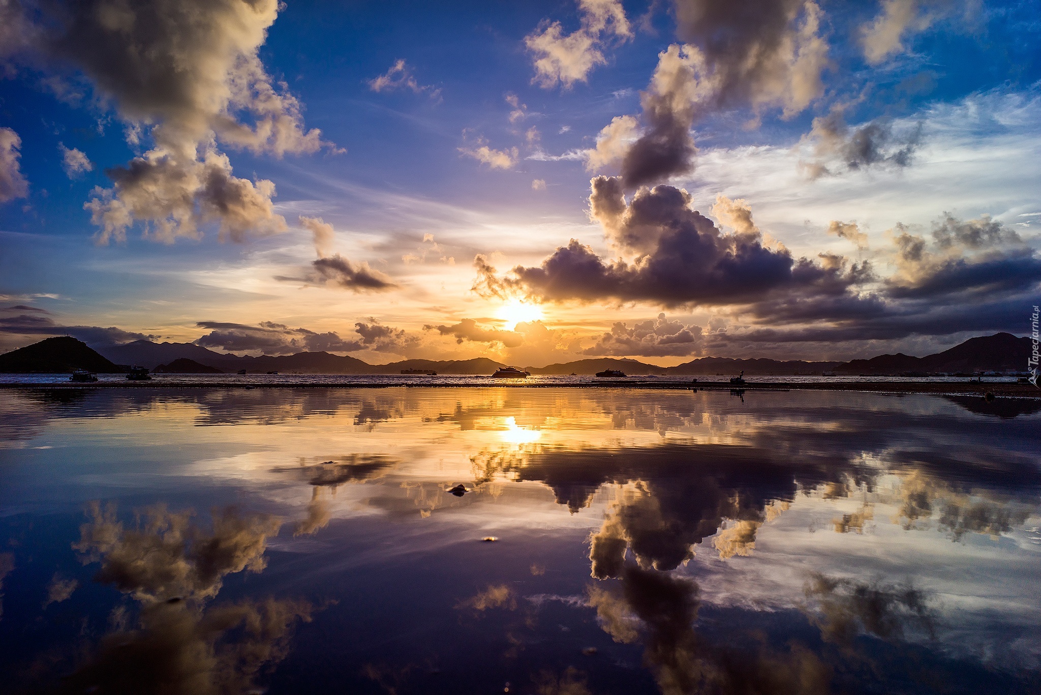 природа озеро отражение небо облака nature the lake reflection sky clouds бесплатно