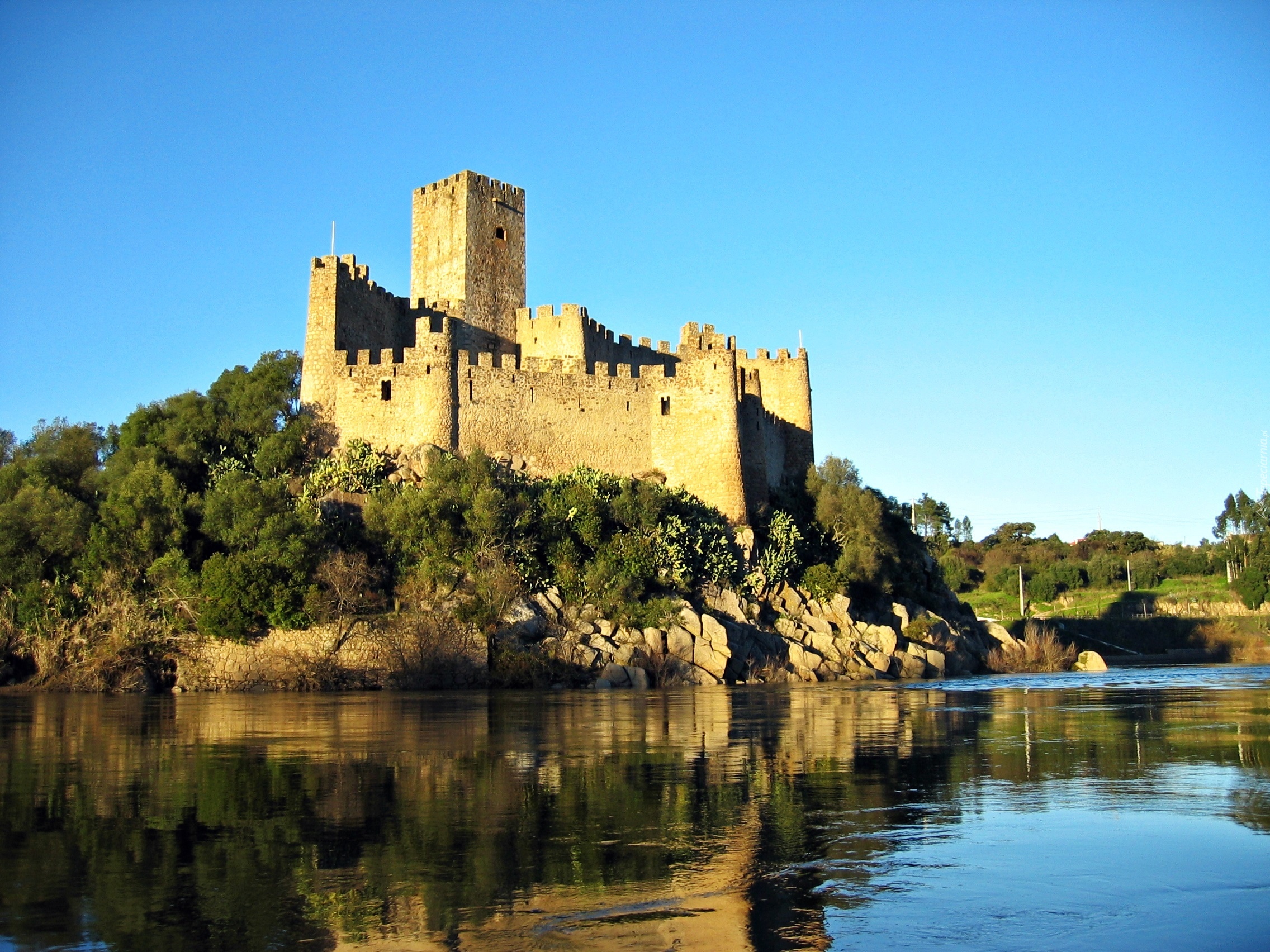 Zamek Almourol, Castle of Almourol, Dystrynkt Sanatrem, Portugalia, Rzeka Tag