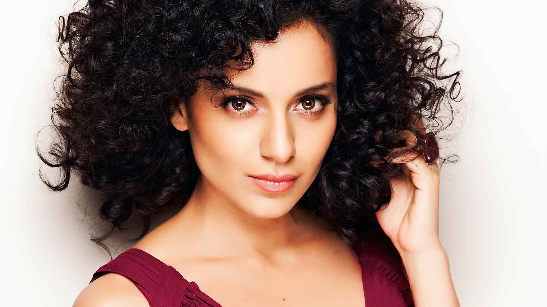 Kangana Ranaut, Brunetka, Kręcone, Włosy