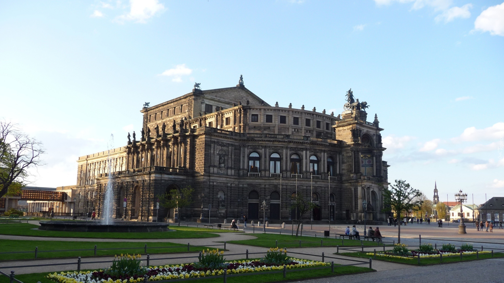 Niemcy, Drezno, Opera Semperoper, Fontanna, Klomby