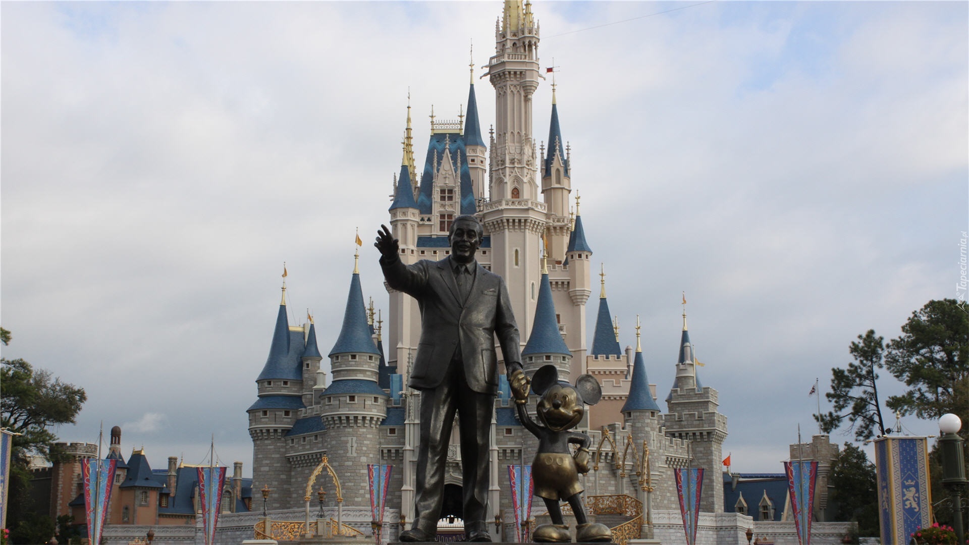 Disney, Zamek, Pomnik