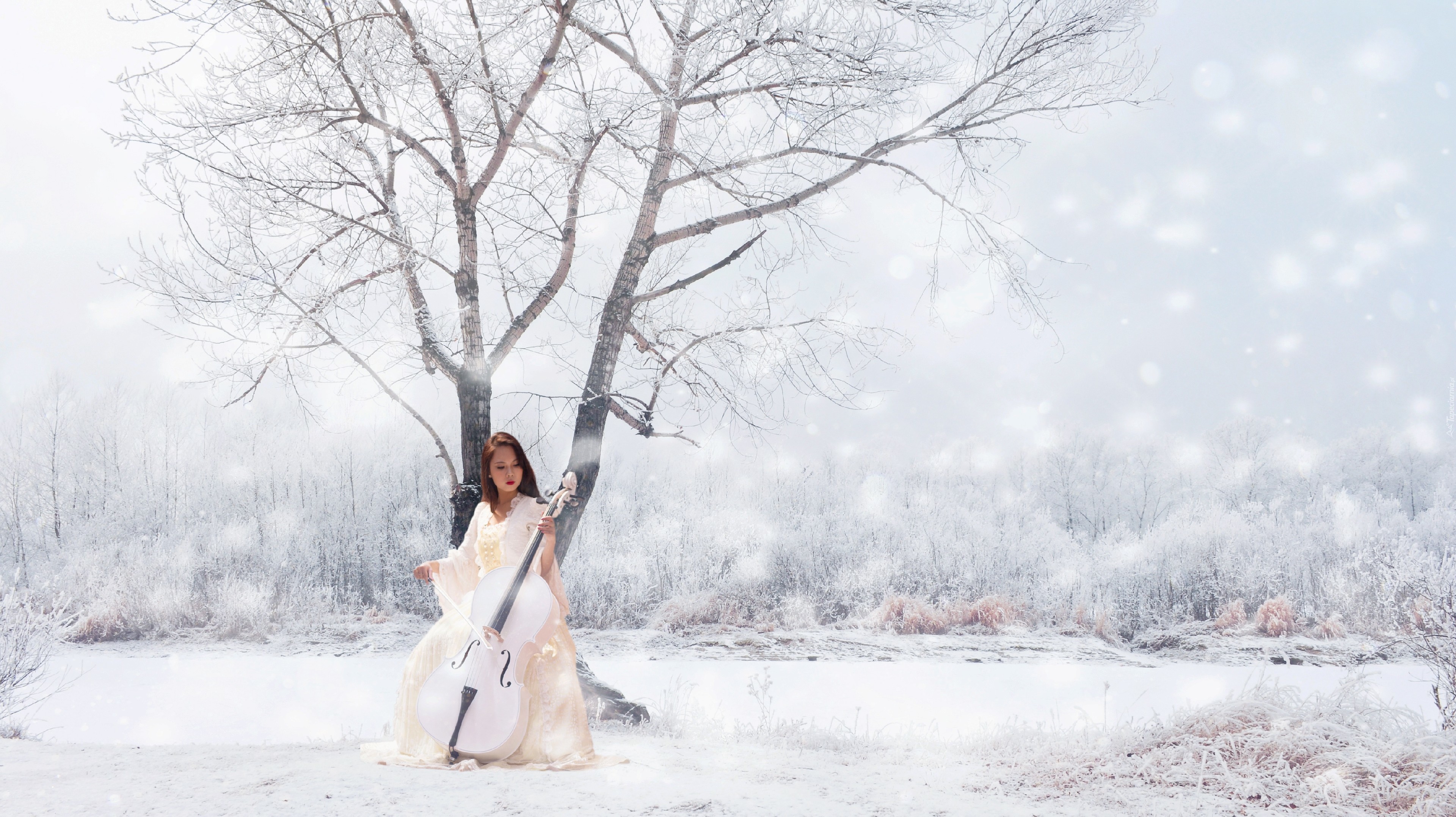 Весенняя музыка 2024. Девушка в зимнем лесу. Девушка на зимнем пейзаже. Девушка зимой в снегу. Девушка на фоне зимнего пейзажа.