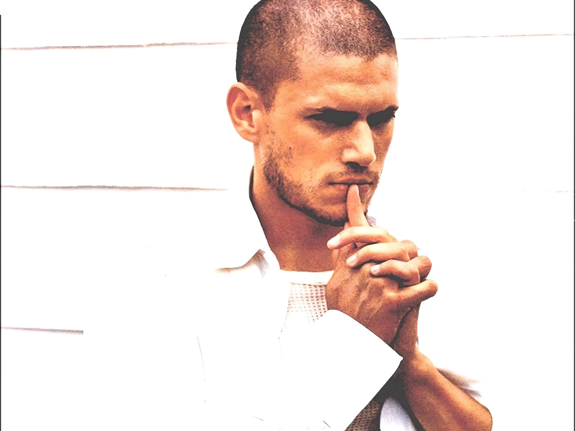 Wentworth Miller, złożone ręce