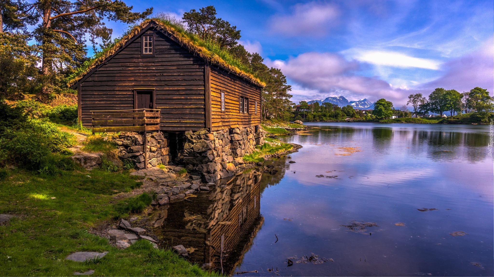 Деревянный дом пейзаж. Домик у реки в Йёльстере. Норвегия. Хижина гномов, Британская Колумбия. Старая Хижина на берегу реки новой Зеландии.