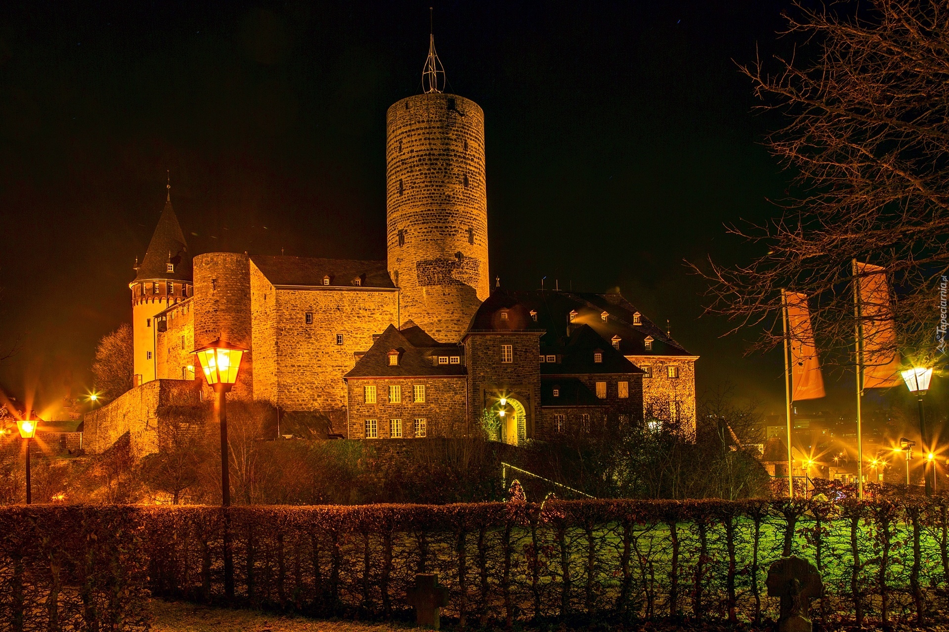 Oświetlony, Zamek Genovevaburg, Genoveva Castle, Miasto Mayen, Niemcy, Noc