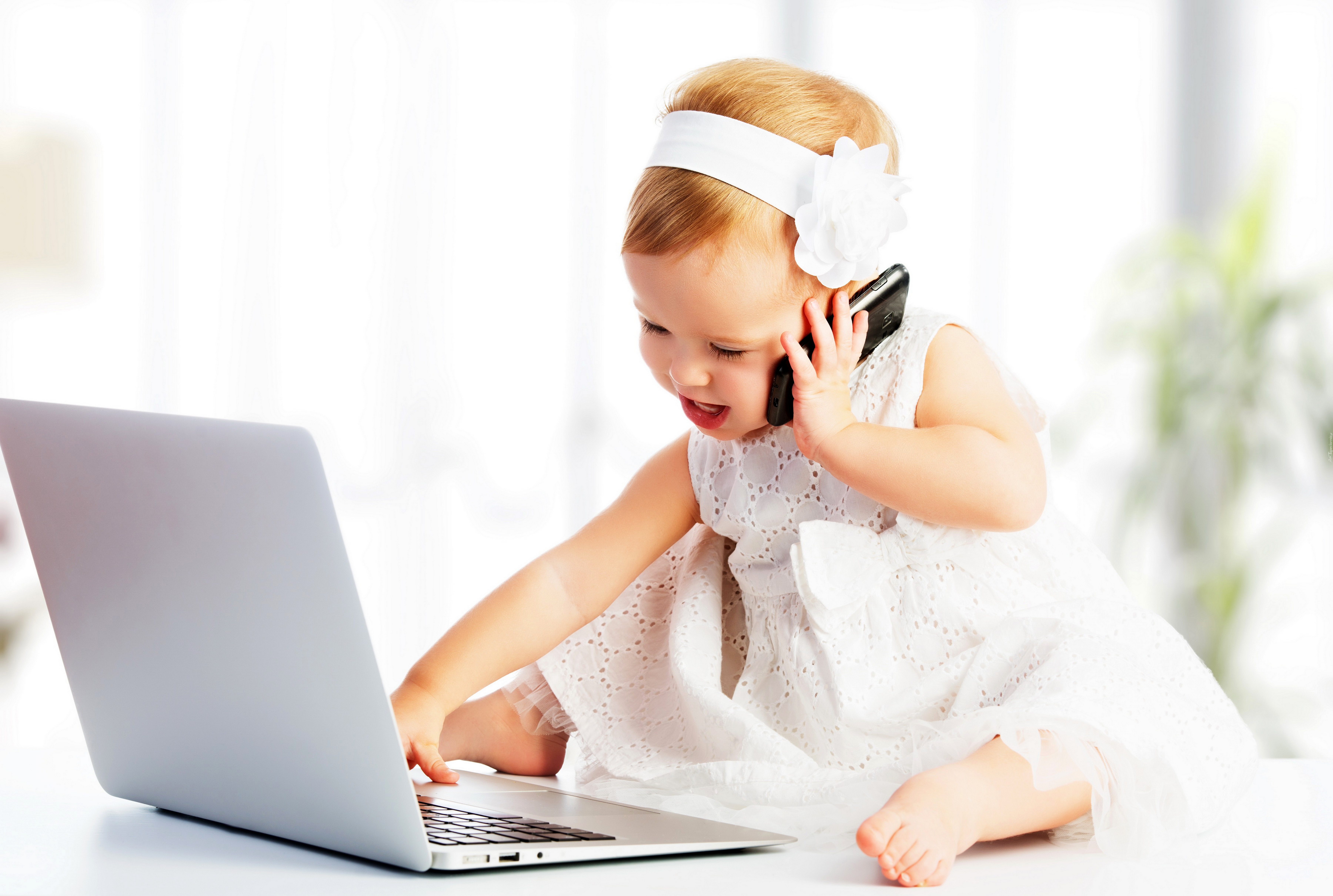 Dziewczynka, Telefon, Laptop