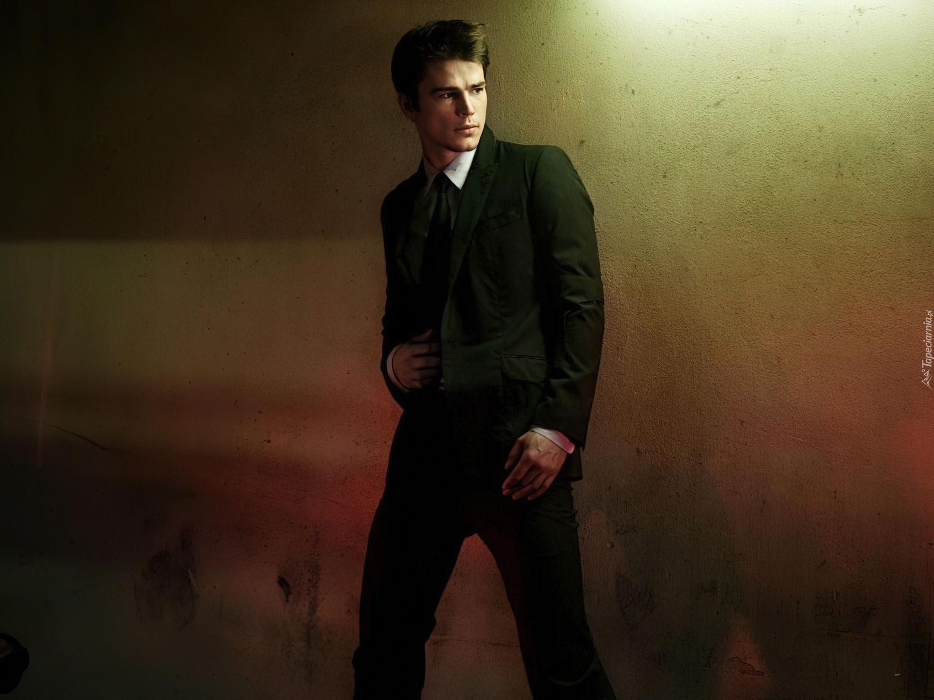 Josh Hartnett,czarny garnitur