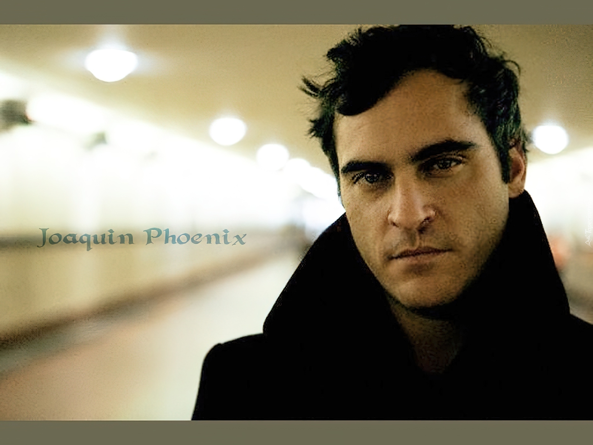 Joaquin Phoenix,czarny strój