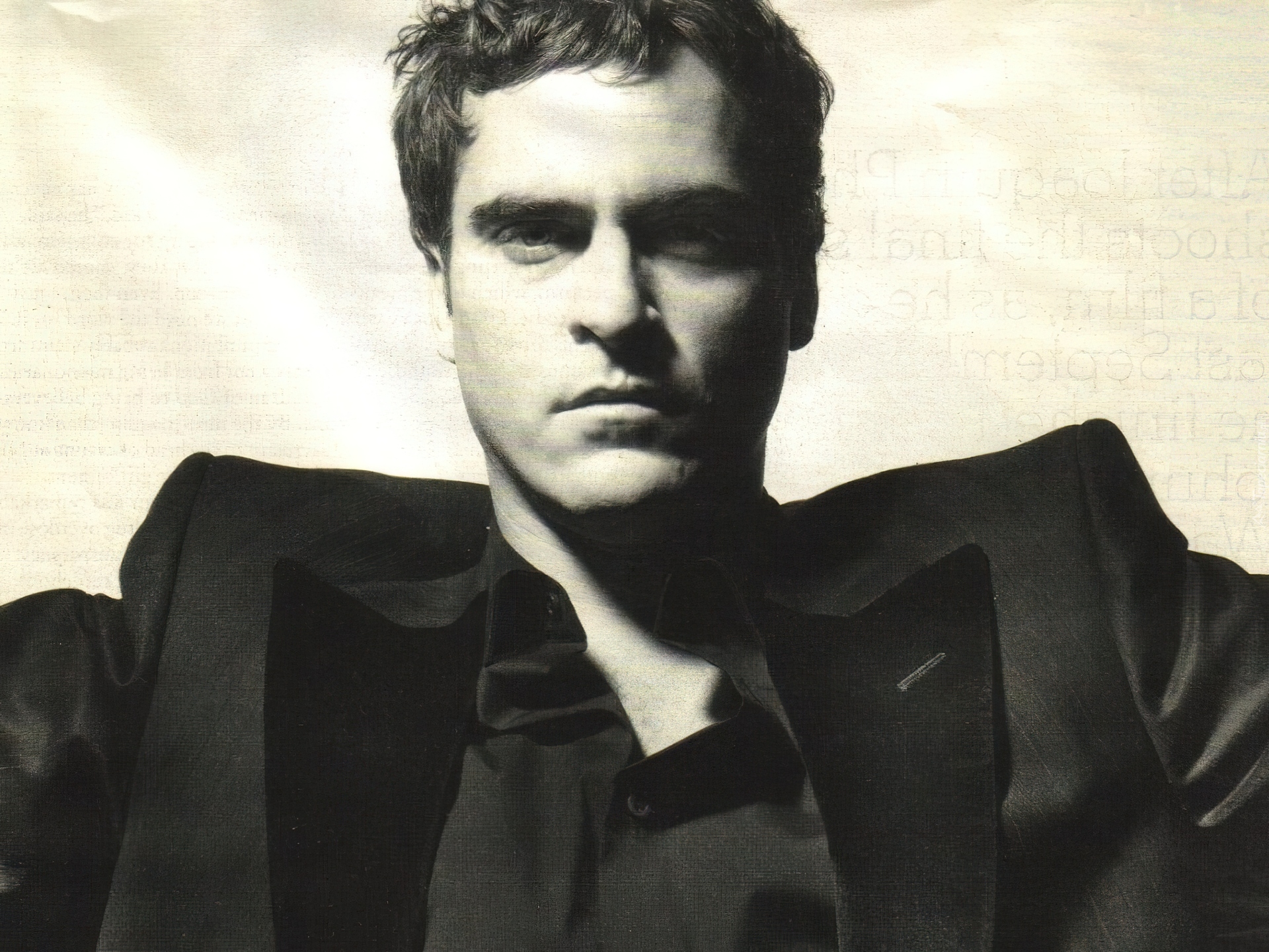 Joaquin Phoenix,czarny strój