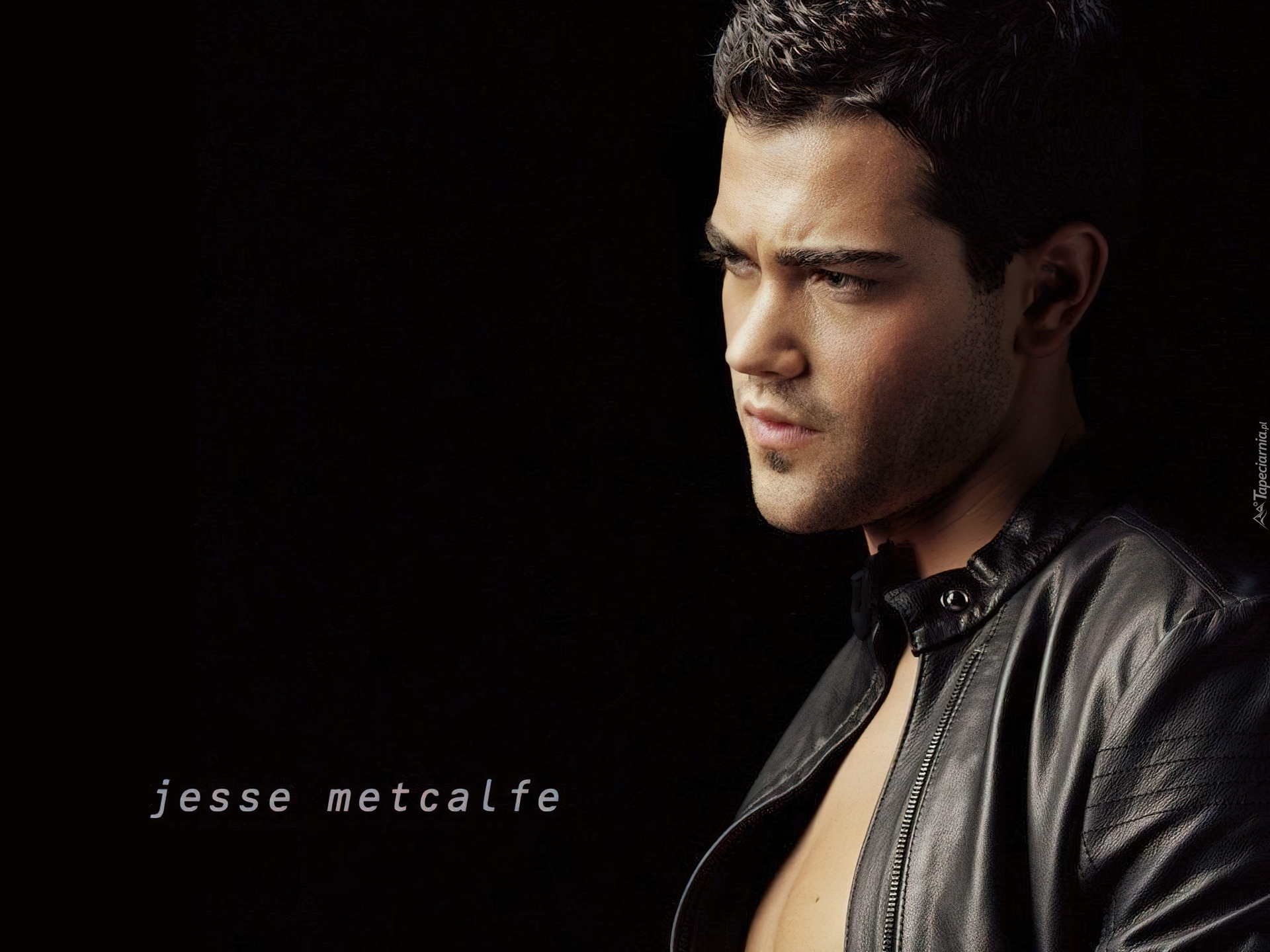 Jesse Metcalfe, czarna kurtka