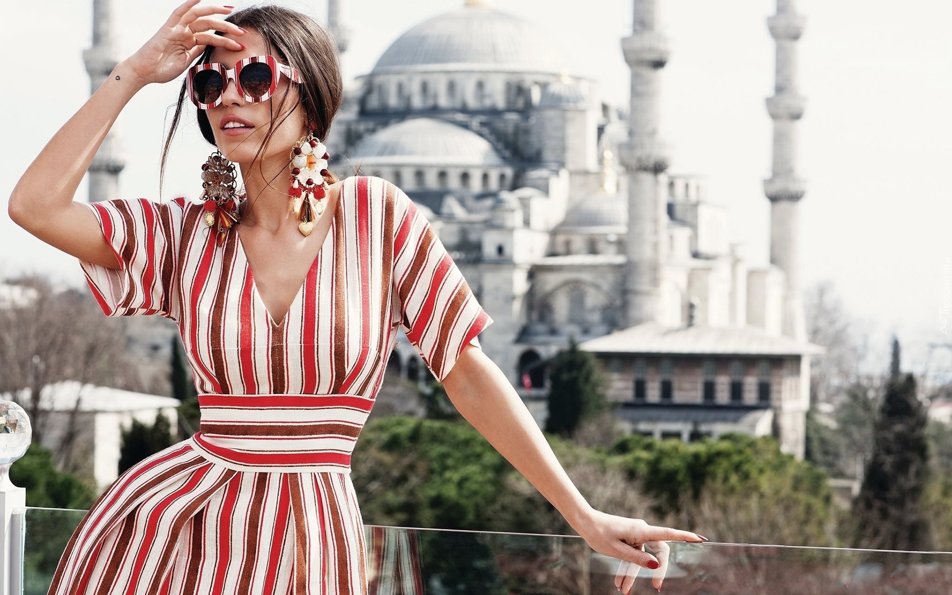 Kobieta, Yolanthe Sneijder, Brunetka, Okulary, Kolczyki, Sukienka