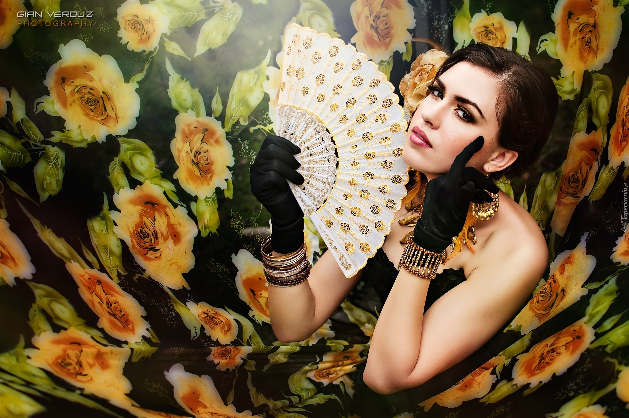Fan glove. Фотосессия с веером. Девушка с веером. Девушка с веером фото. Брюнетка с веером.