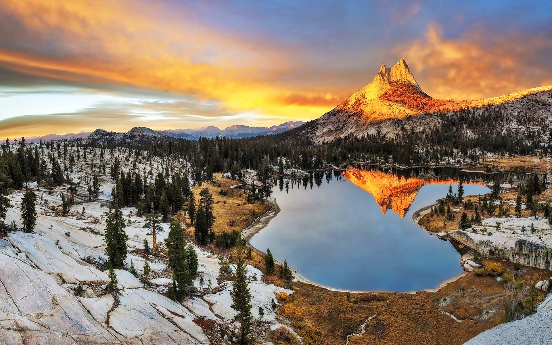 Stany Zjednoczone, Stan Kalifornia, Park Narodowy Yosemite, Góry, Lasy, Chmury, Jezioro