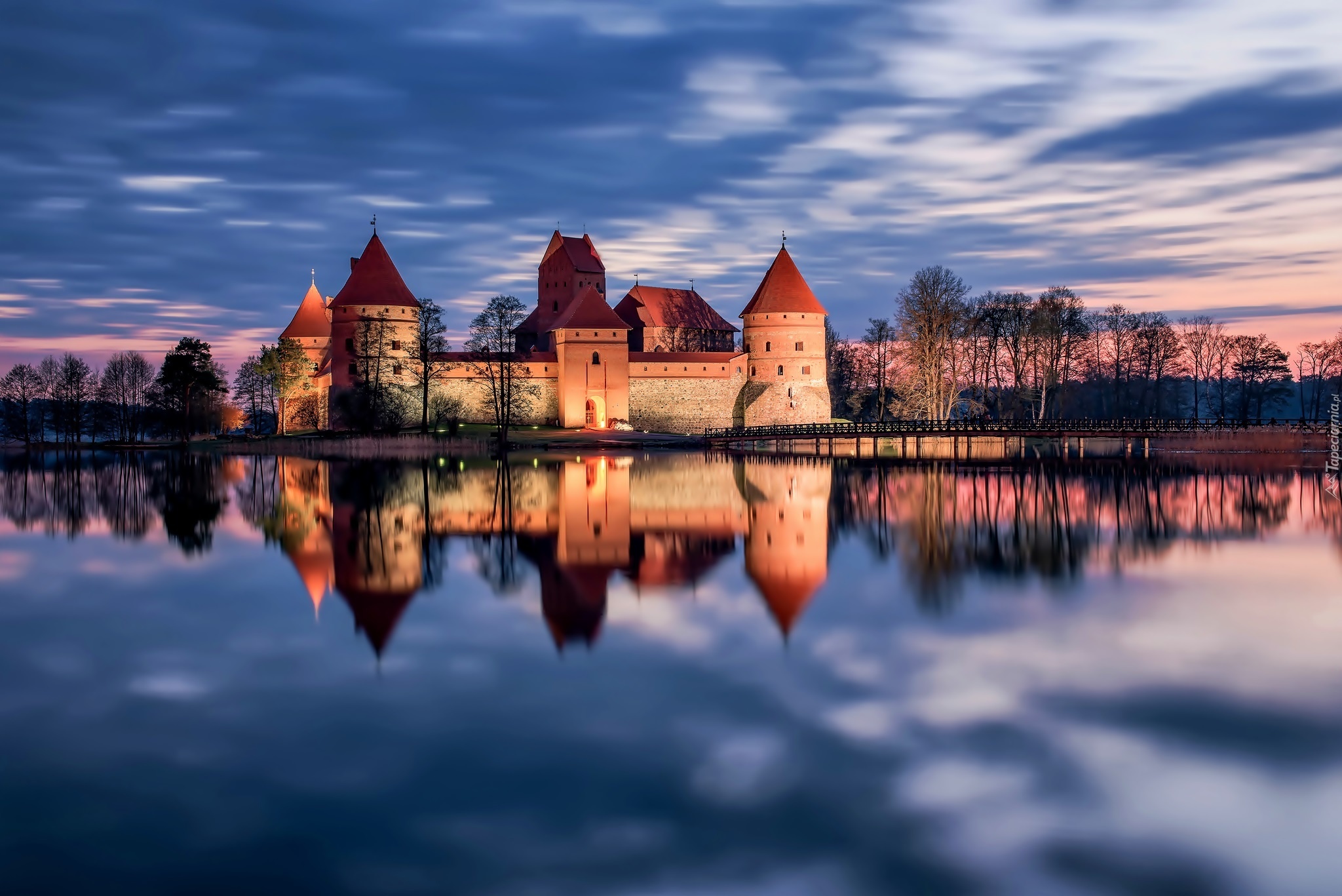 Zamek w Trokach, Litwa, Troki, Jezioro, Most, Drzewa, Wschód Słońca