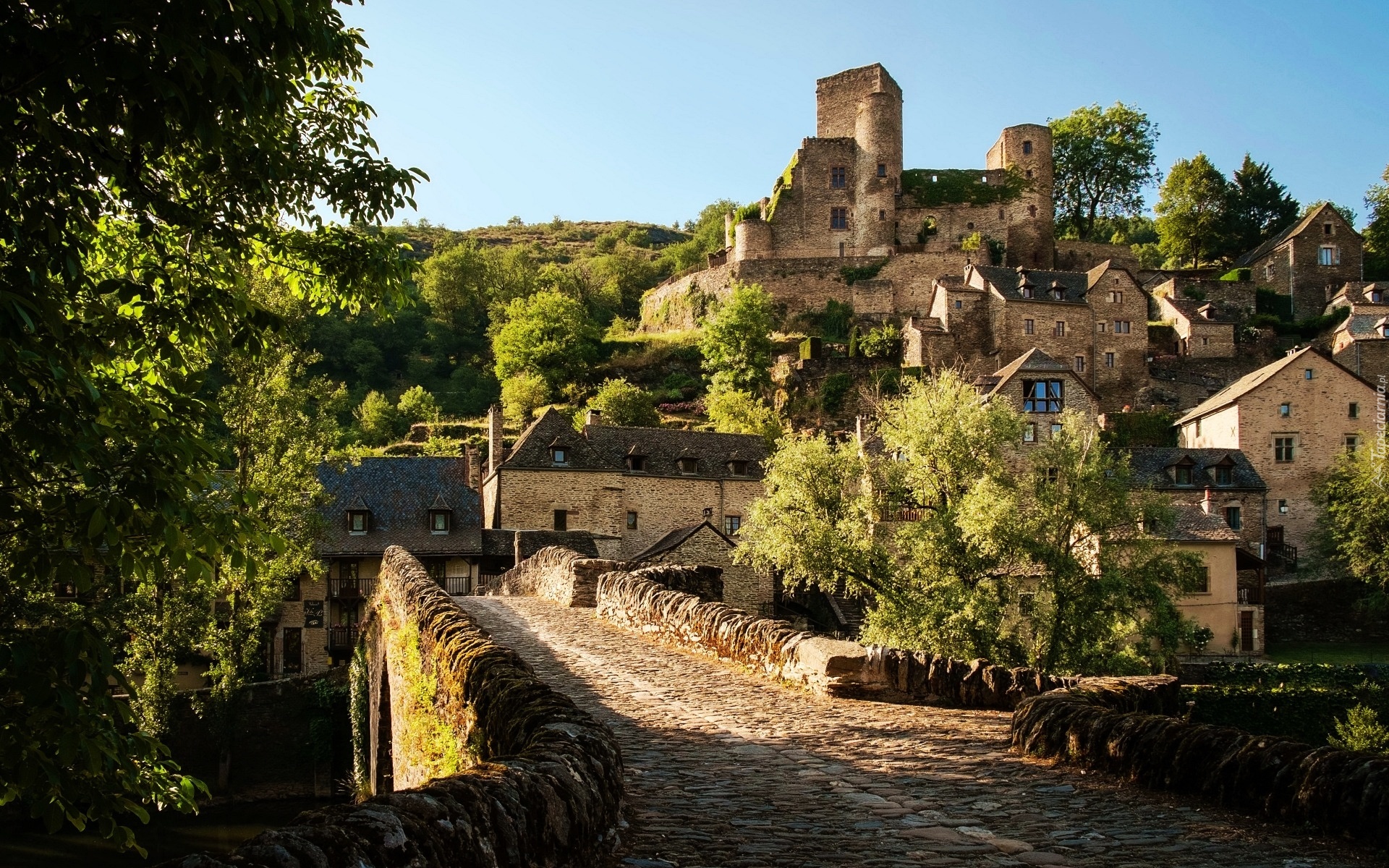 Zamek w Belcastel, Departament Aveyron, Francja, Domy, Droga