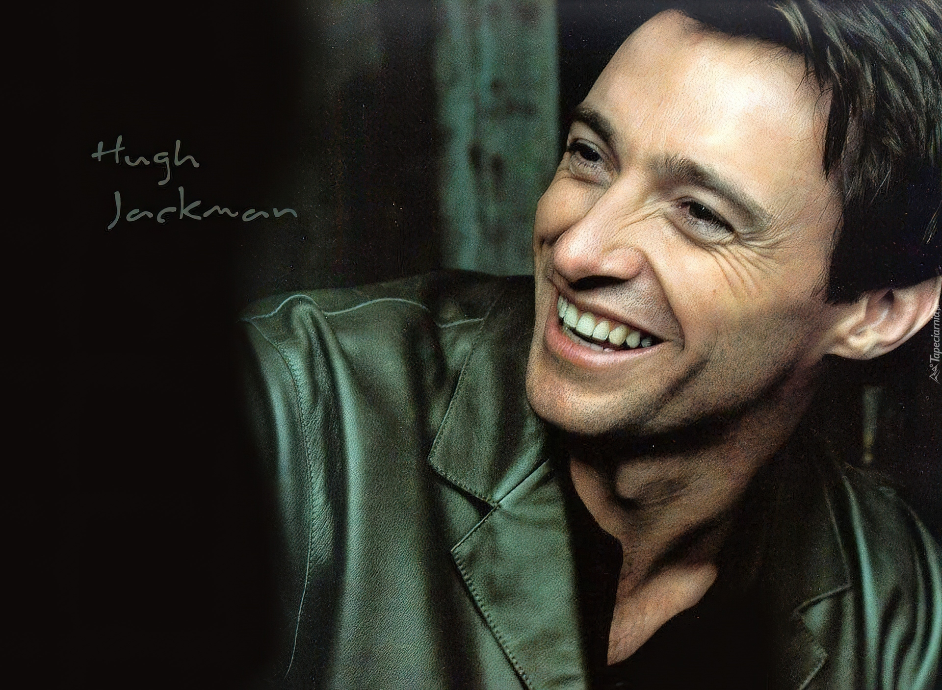 Hugh Jackman,ciemne włosy, uśmiech