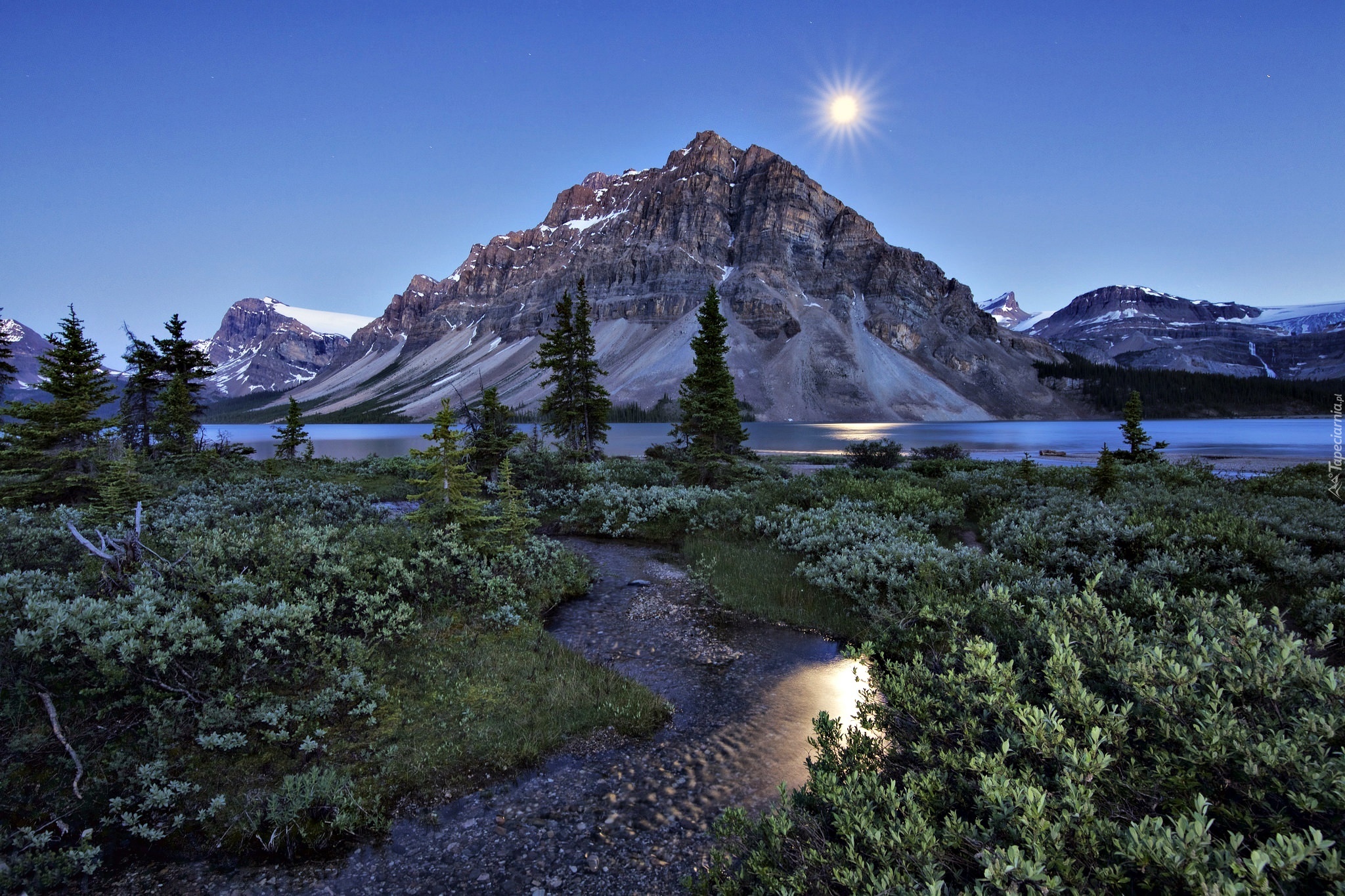 Kanada, Park Narodowy Banff, Góry, Szczyt Crowfoot Mountain, Jezioro Bow Lake, Promienie słońca