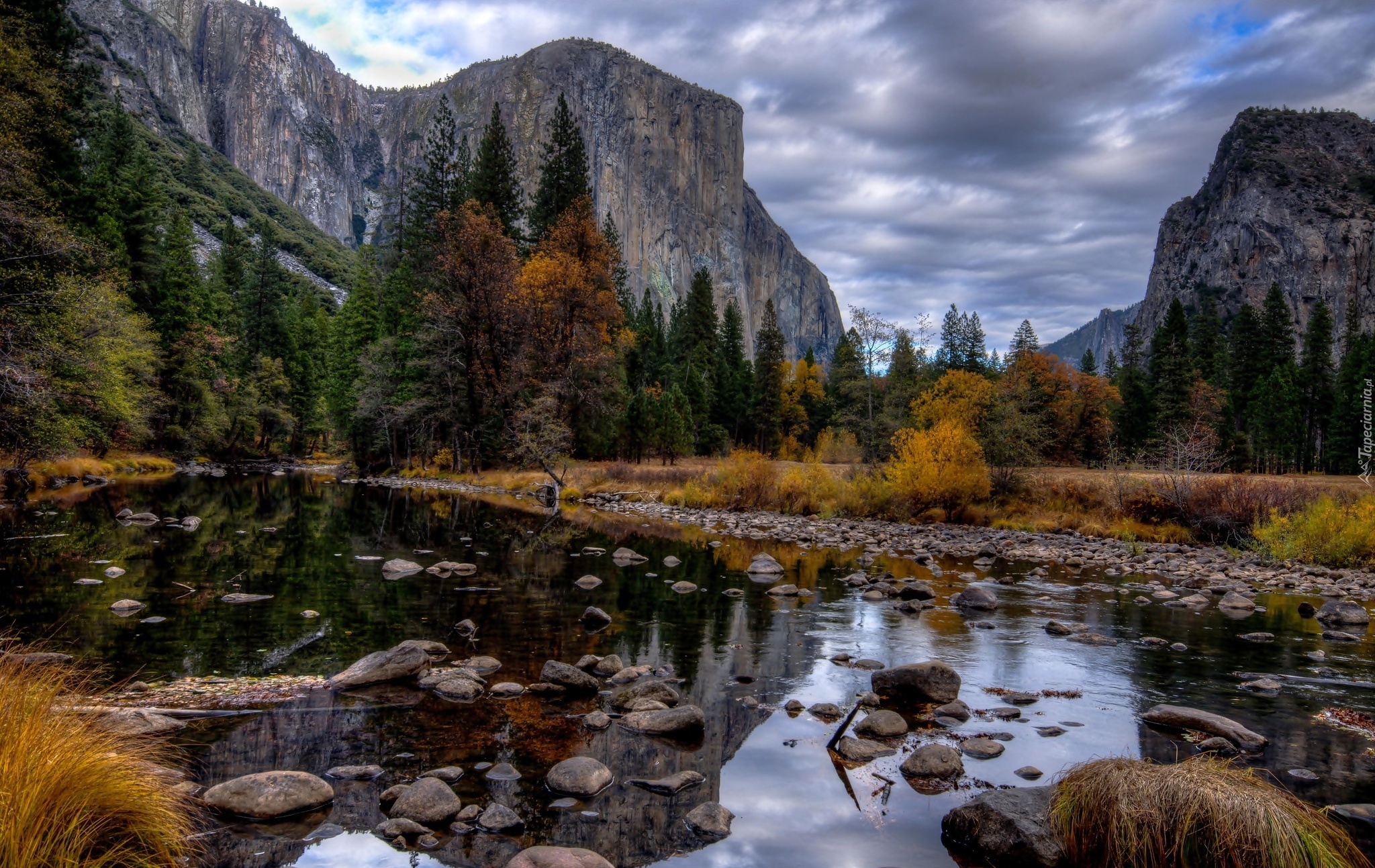 Stany Zjednoczone, Stan Kalifornia, Park Narodowy Yosemite, Góry, Lasy, Chmury, Rzeka, Kamienie